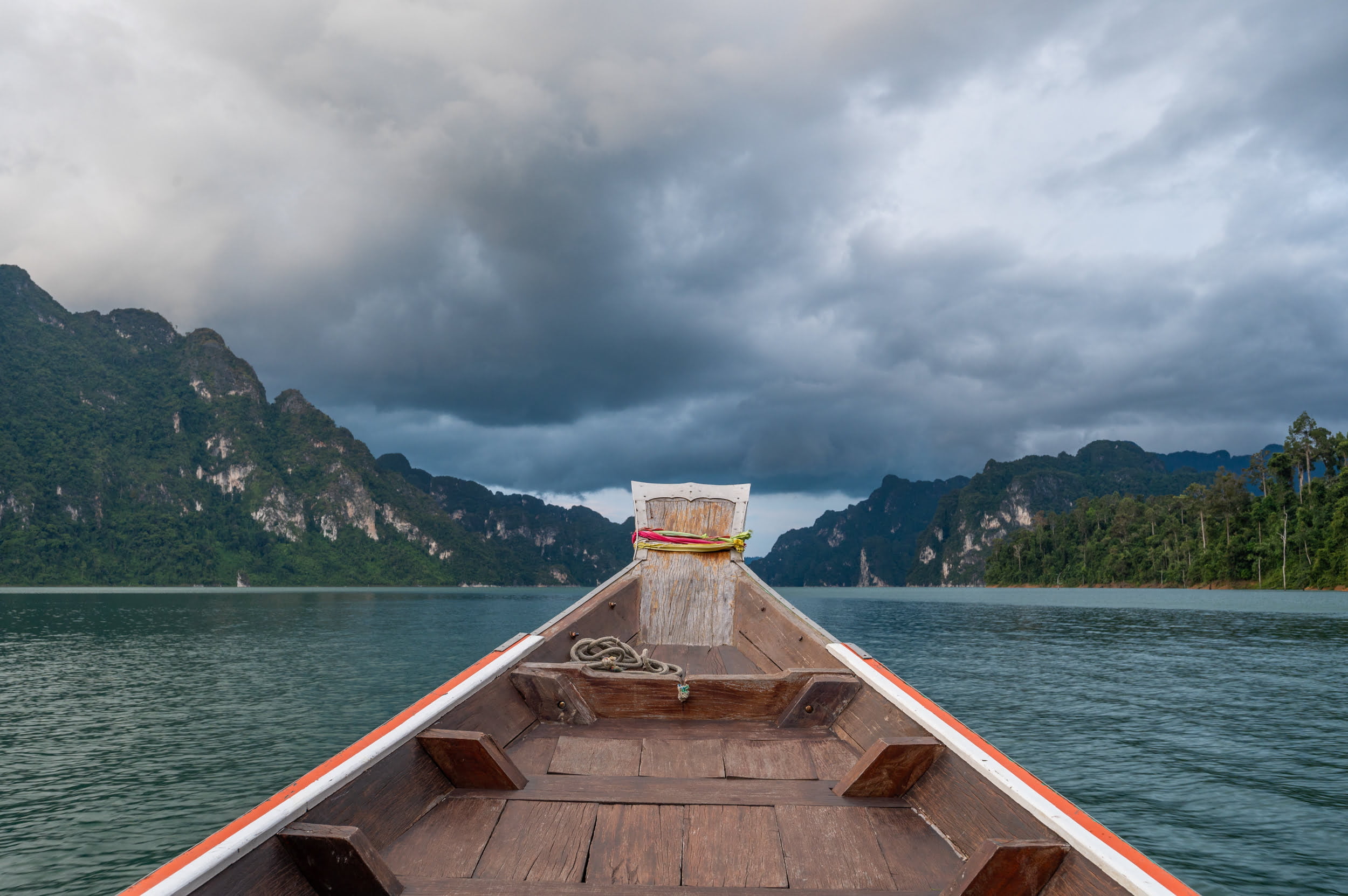 bootstour cheow lan lake Dichte Wolken ziehen während einer Bootstour auf dem Cheow Lan Lake auf