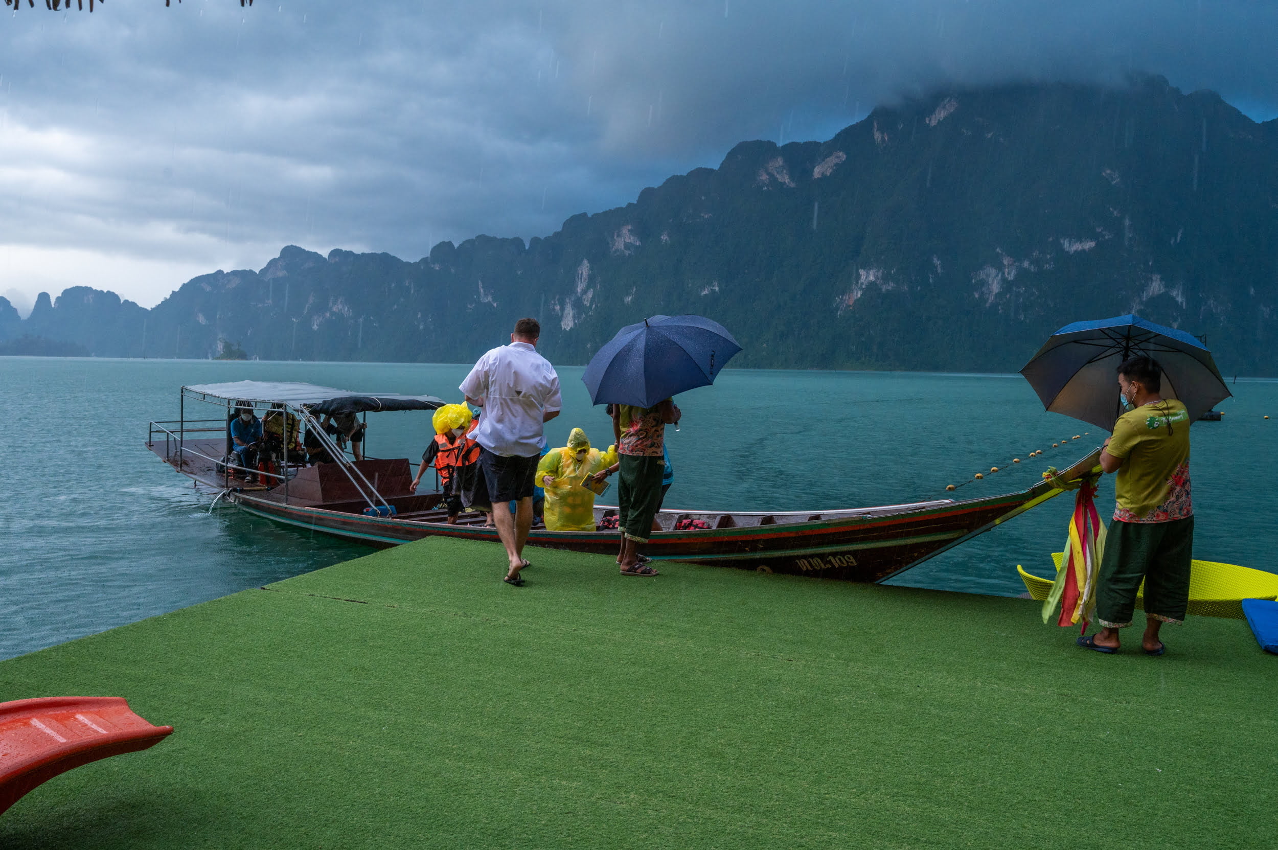 sturm auf dem cheow lan lake bootstour Starker Regen während eines Sturmes auf dem Cheow Lan Lake, während Touristen ein Boot verlassen