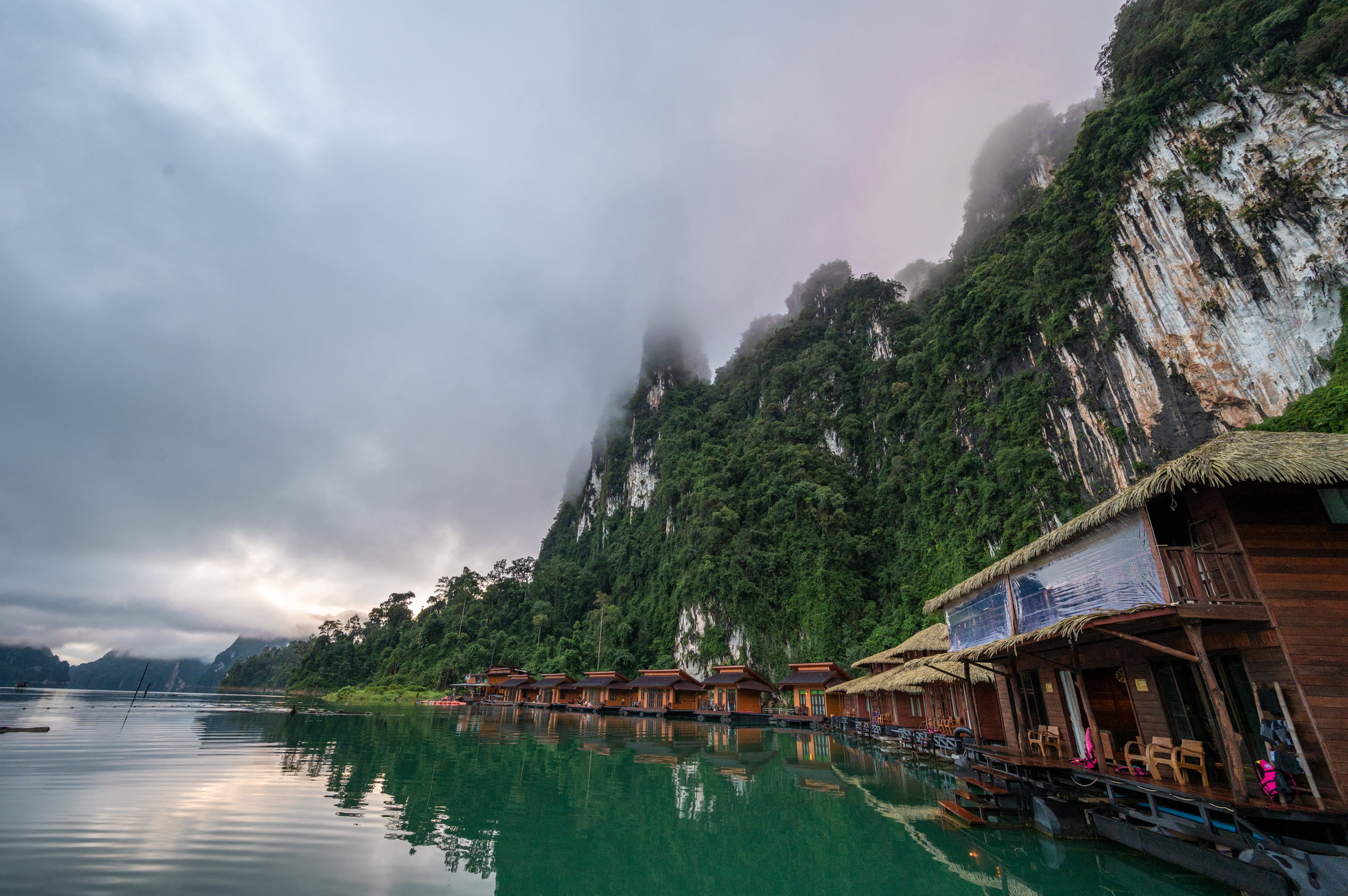 panvaree resort morgens Bungalows des Panvaree Resorts und des Panvaree The Greenery am frühen Morgen auf dem Cheow Lan Lake im Khao Sok Nationalpark