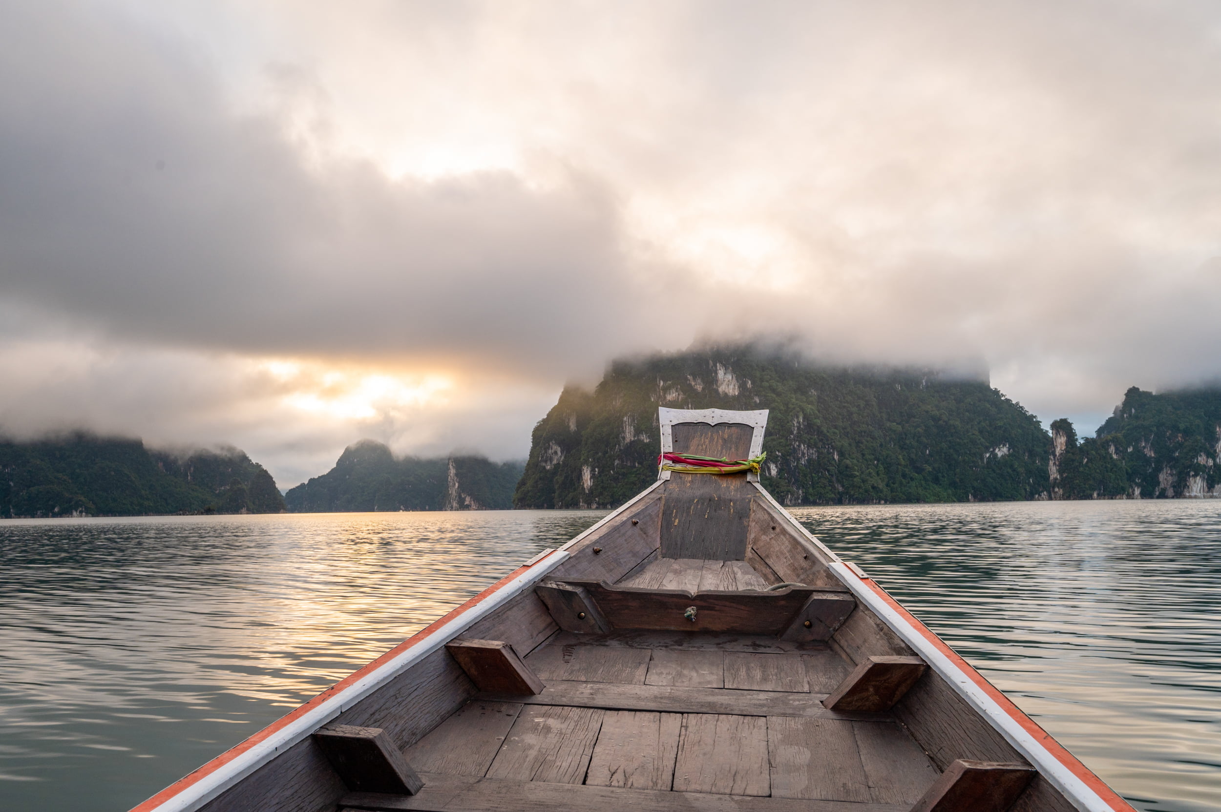 cheow lan lake kalksteinfelsen Bootstour zum Sonnenaufgang auf dem Cheow Lan Lake mit dichtem Nebel, der sich an Kalksteinfelsen staut