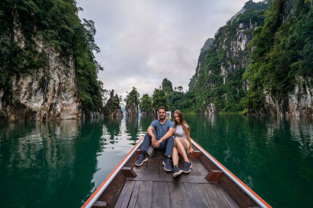 wir vor den drei brüder felsen auf dem cheow lan lake