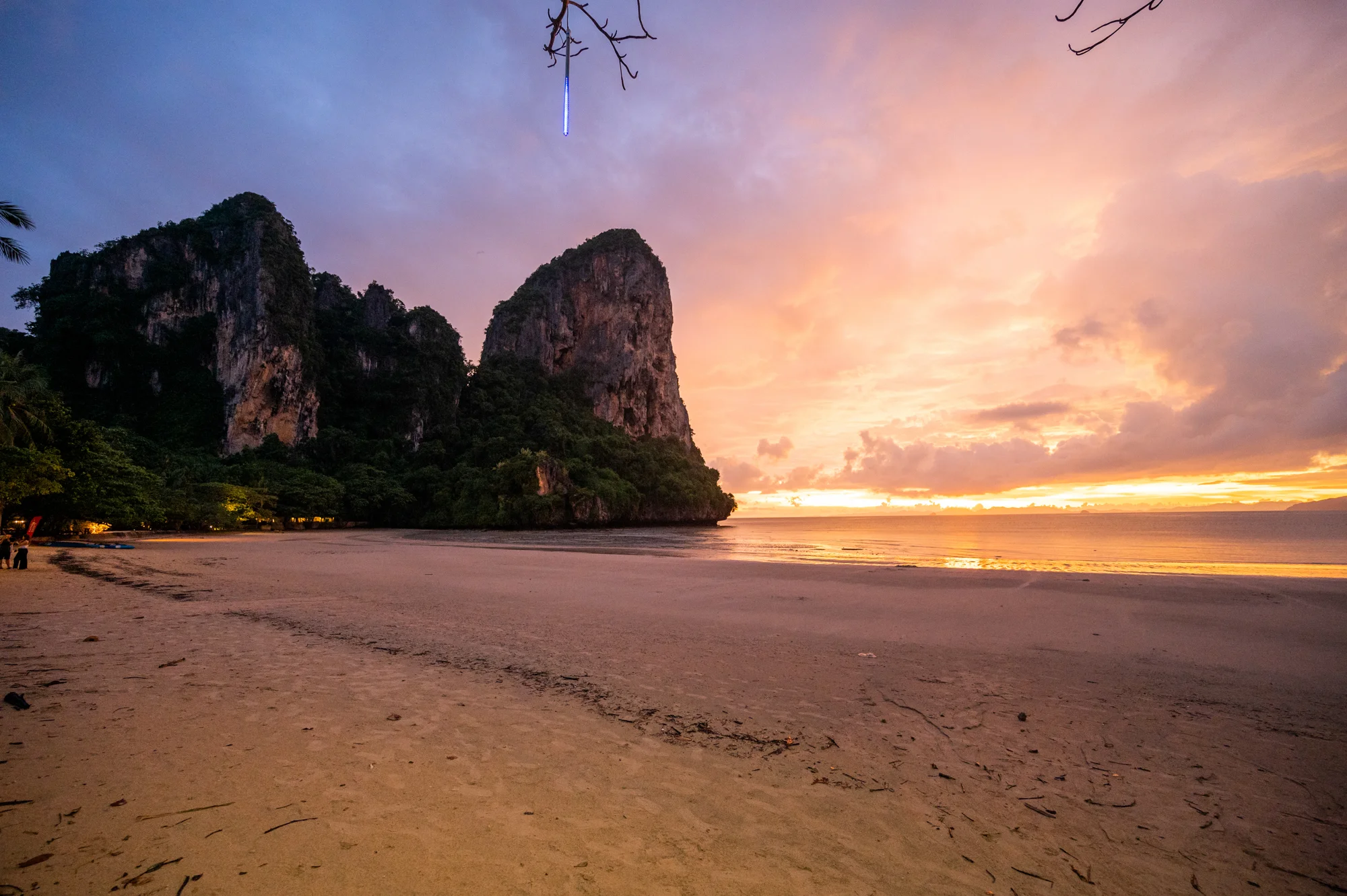 Sonnenuntergang nach einem Regentag am Railay Beach