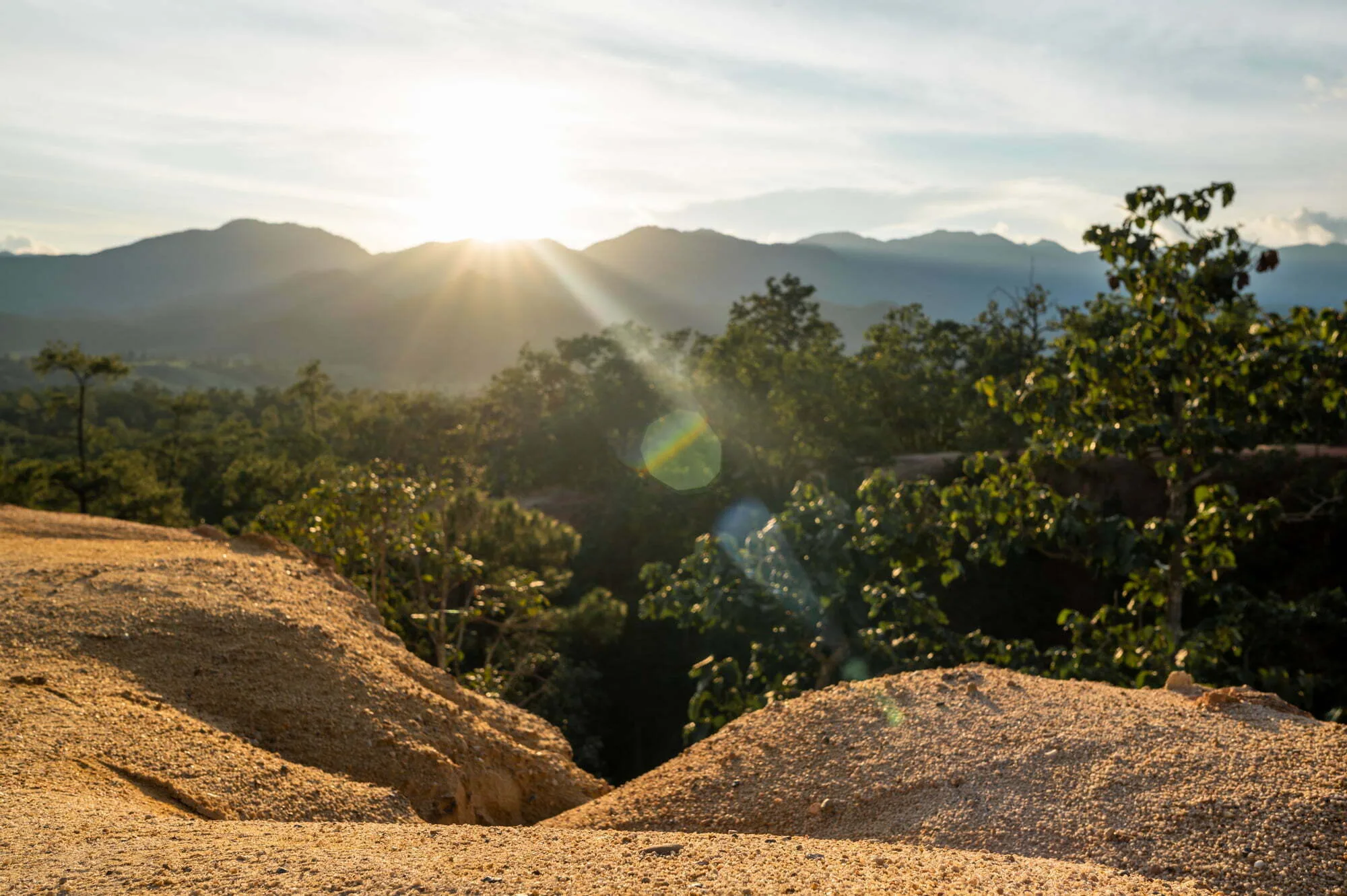 Sonnenuntergang nach einem überraschend sonnigen Tag in Pai im September