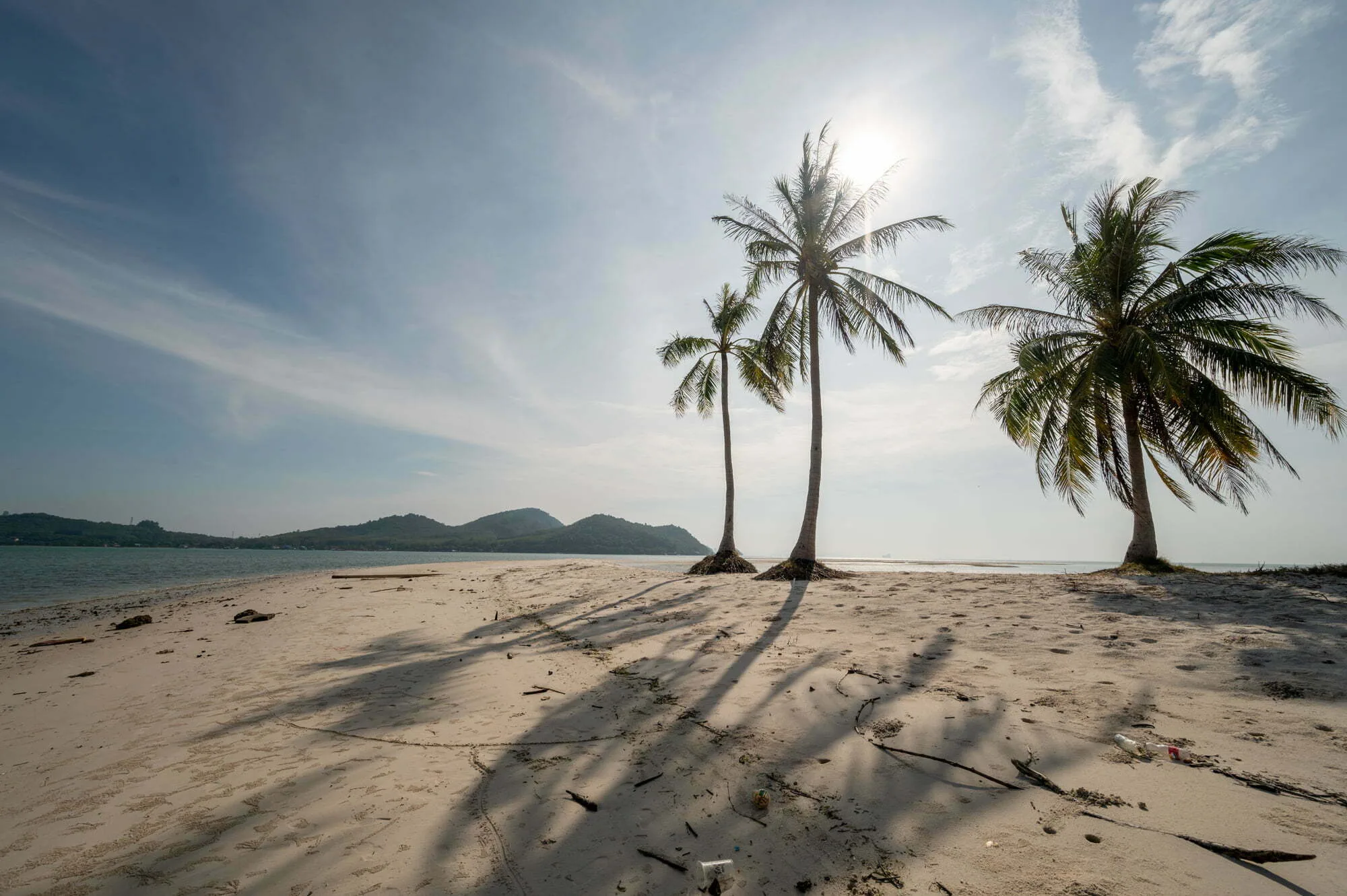 Heller Sand und Palmen am Laem Had Beach auf Koh Yao Yai