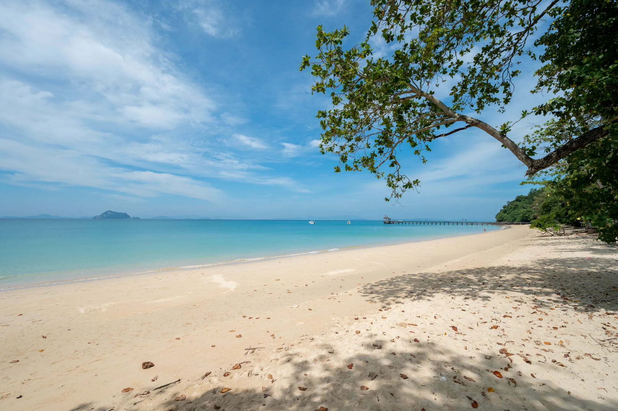 Heller Sand und türkises Wasser am Loh Pared Beach auf Koh Yao Yai
