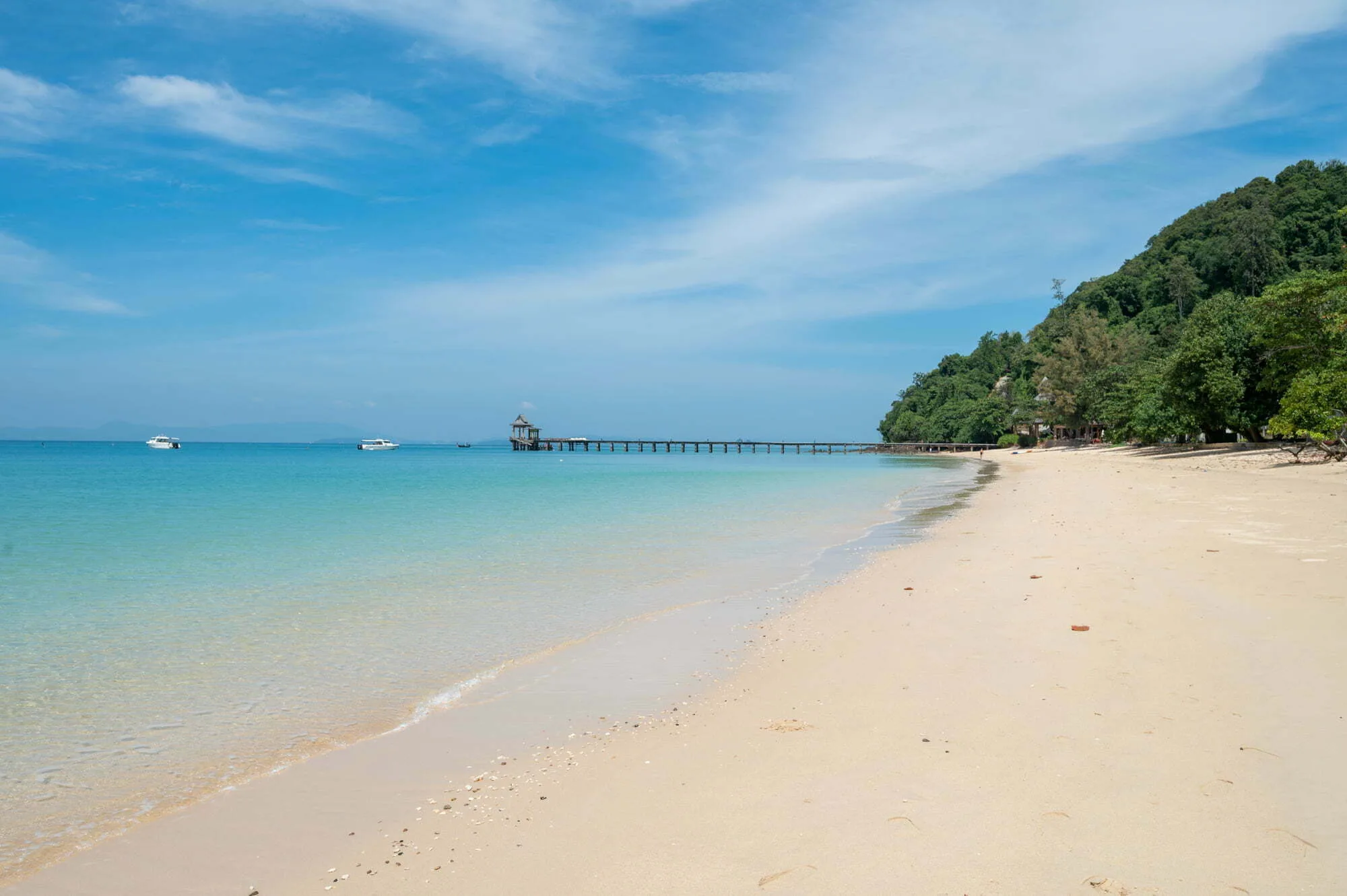 Steg des Santhiya Resort am Loh Pared Beach auf Koh Yao Yai