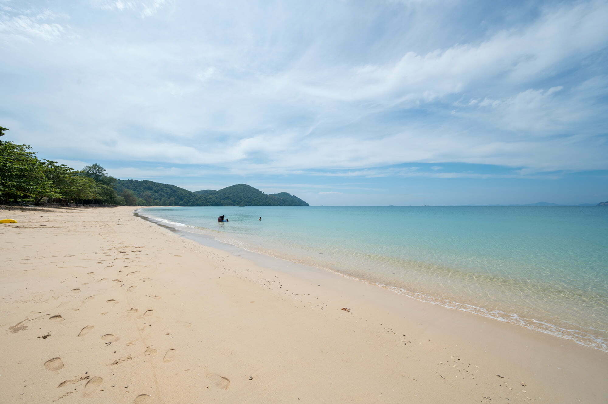 baden-loh-pared-beach-koh-yao-yai Urlauber Baden am Loh Pared Beach auf Koh Yao Yai