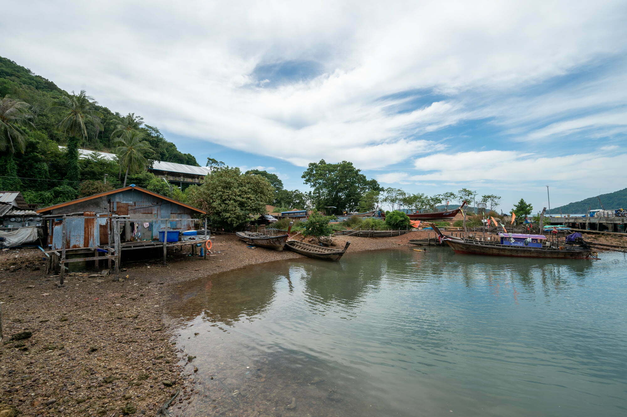 fischerdorf-koh-yao-yai-ao-sai Longtailboot warten auf Gäste für Touren durch die Mangroven auf Koh Yao Yai