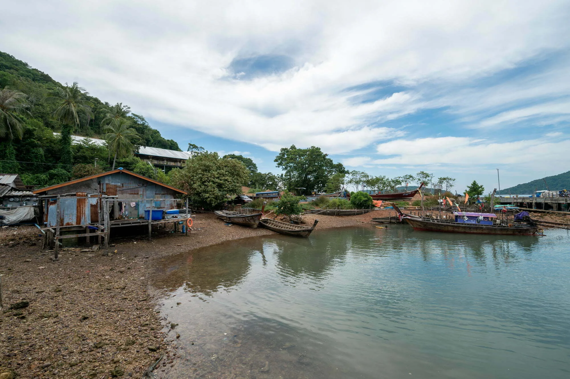 Longtailboot warten auf Gäste für Touren durch die Mangroven auf Koh Yao Yai