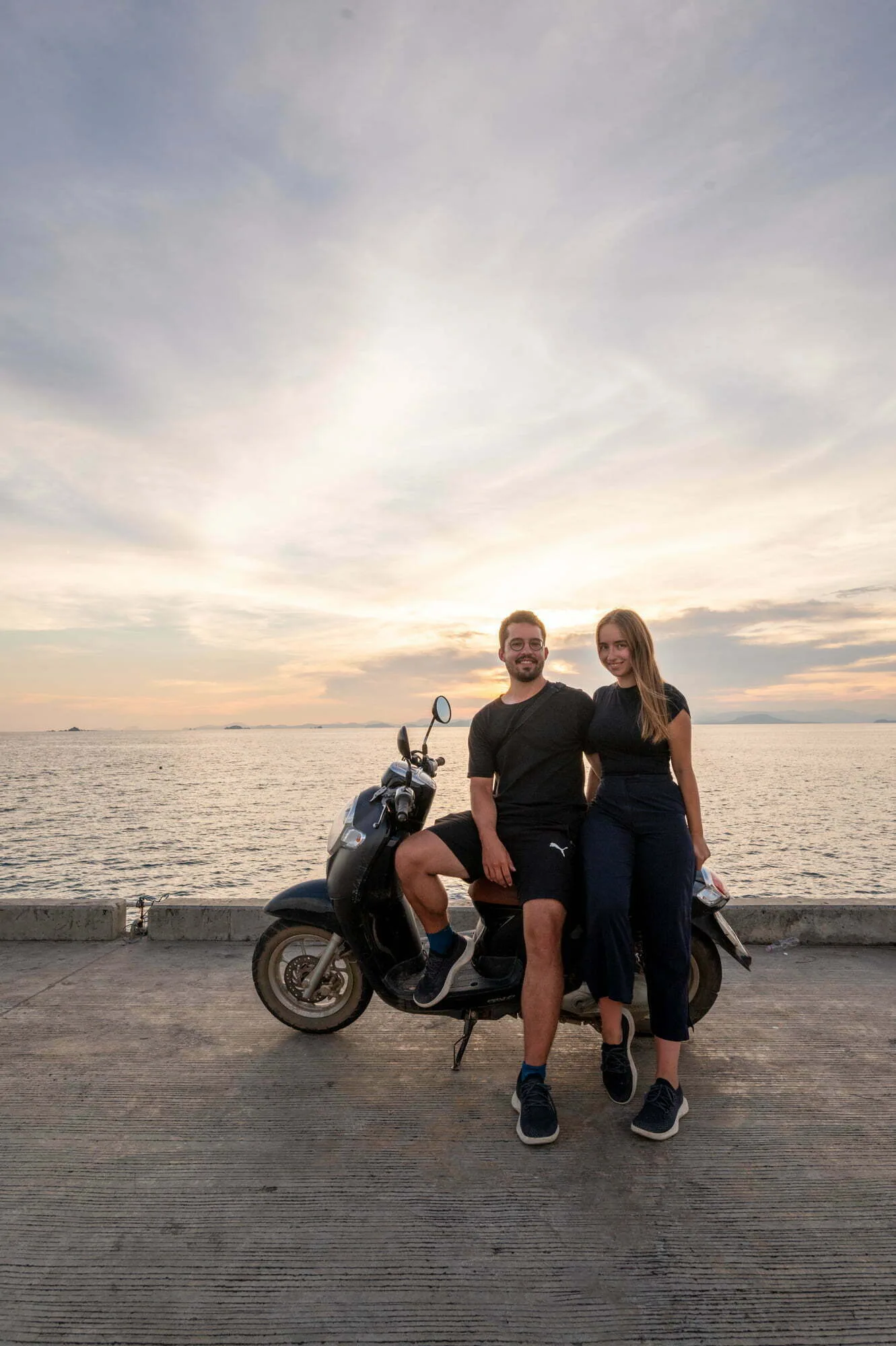 Nils Alexander Kemna und Vanessa Mosch auf einer Rollertour auf Koh Yao Yai
