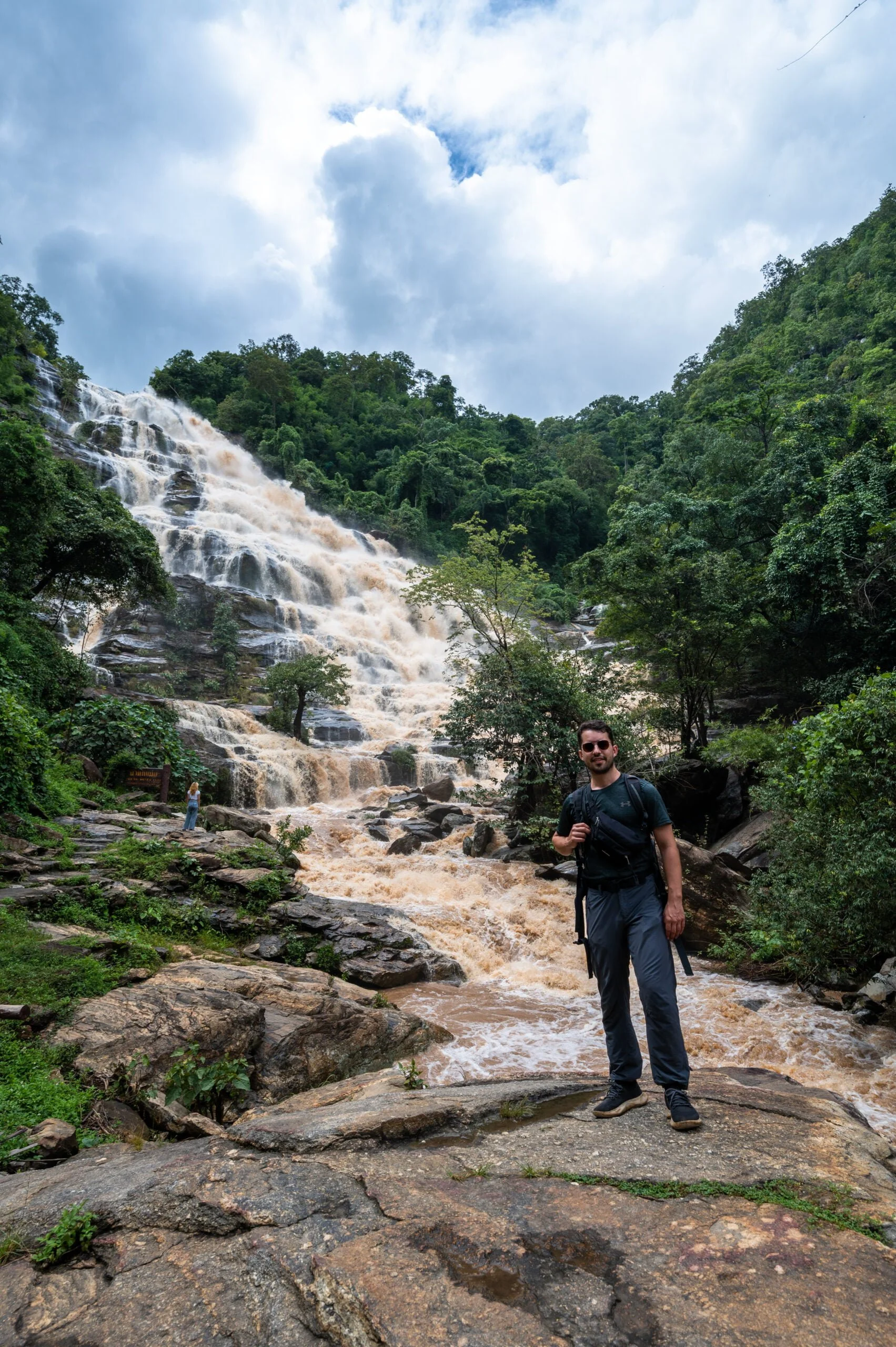 Nils Alexander Kemna vor dem Mae Ya Wasserfall im Doi Inthanon Nationalpark