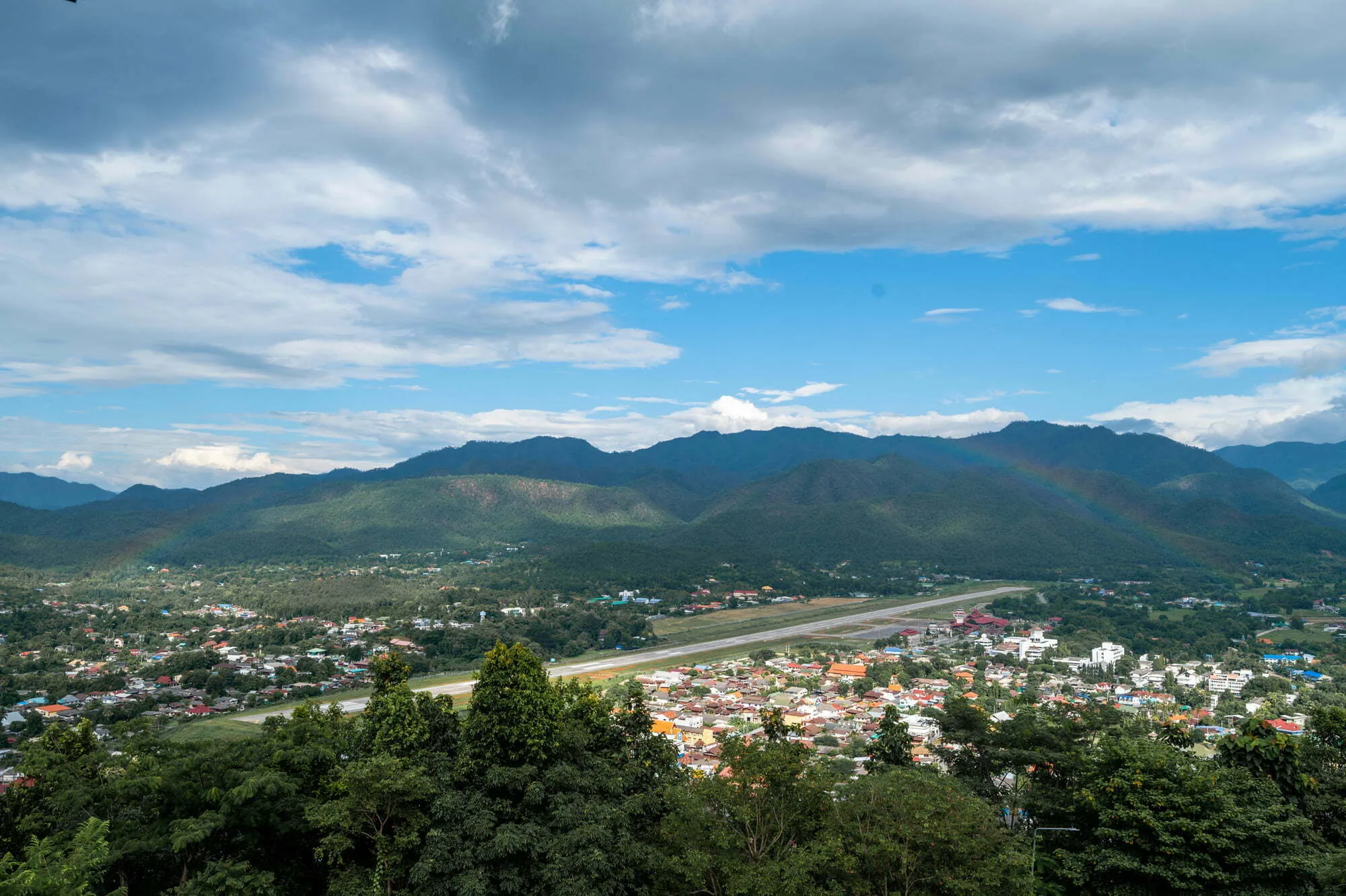 Typisch leicht grau bedeckter Himmel in Nordthailand zur Regenzeit