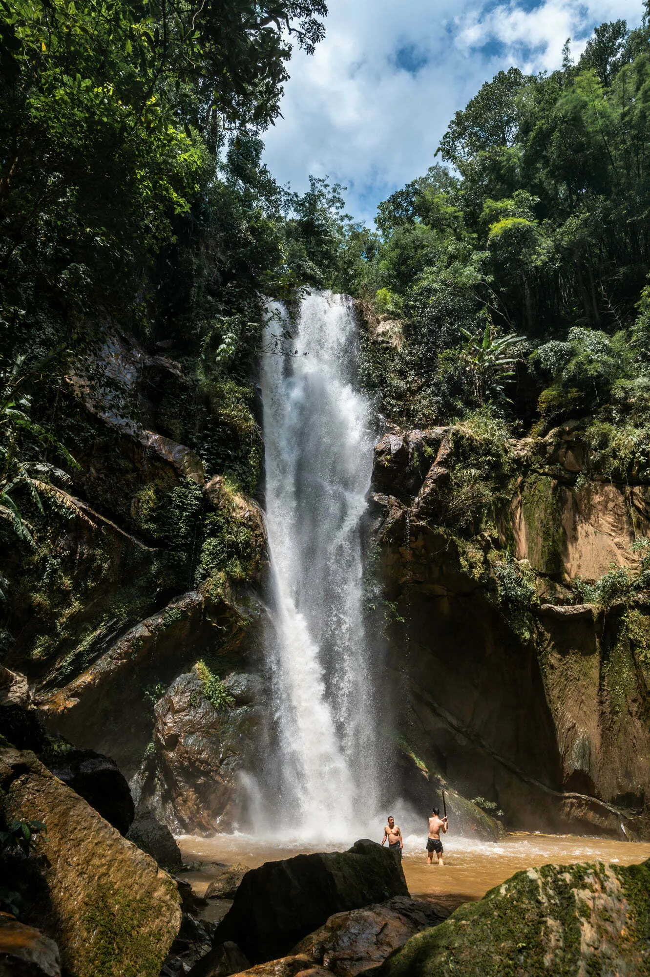 Mok Fa Waterfall Chiang Mai baden Touristen baden im Mok Fa Wasserfall in Chiang Mai