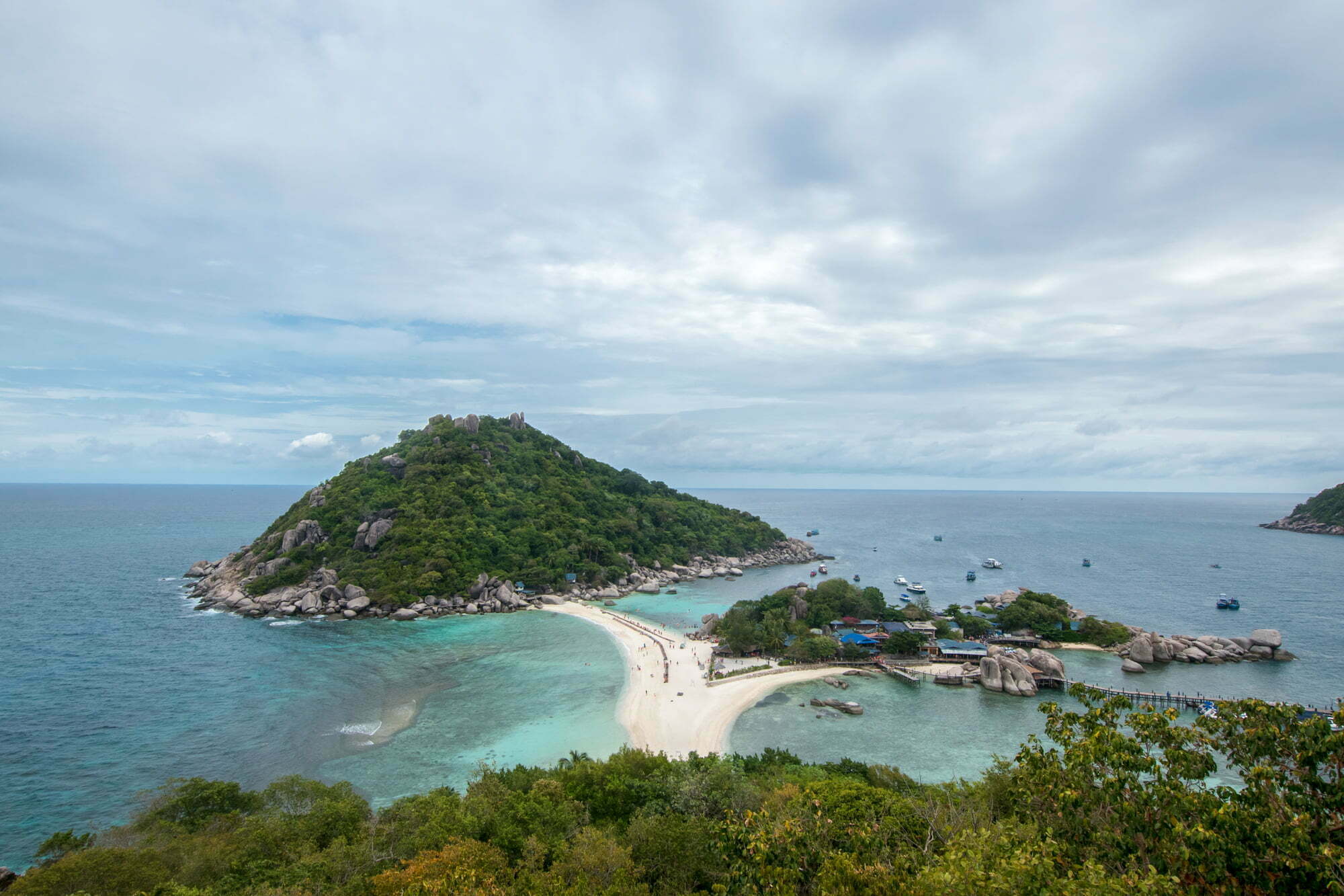 Sandbank auf Koh Nang Yuan bei unserem Besuch im September mit vielen Wolken am Himmel
