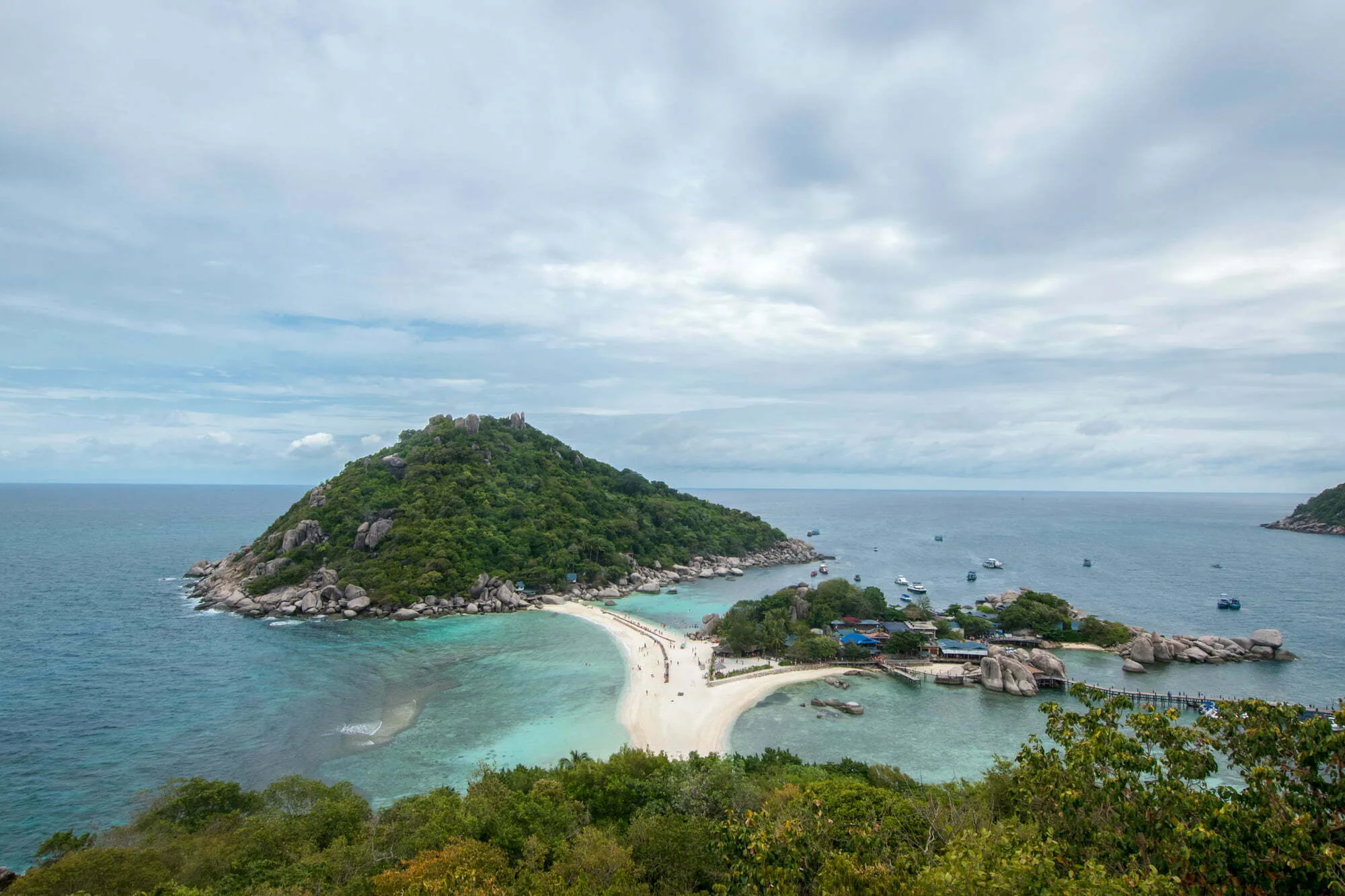 Sandbank auf Koh Nang Yuan bei unserem Besuch im September mit vielen Wolken am Himmel