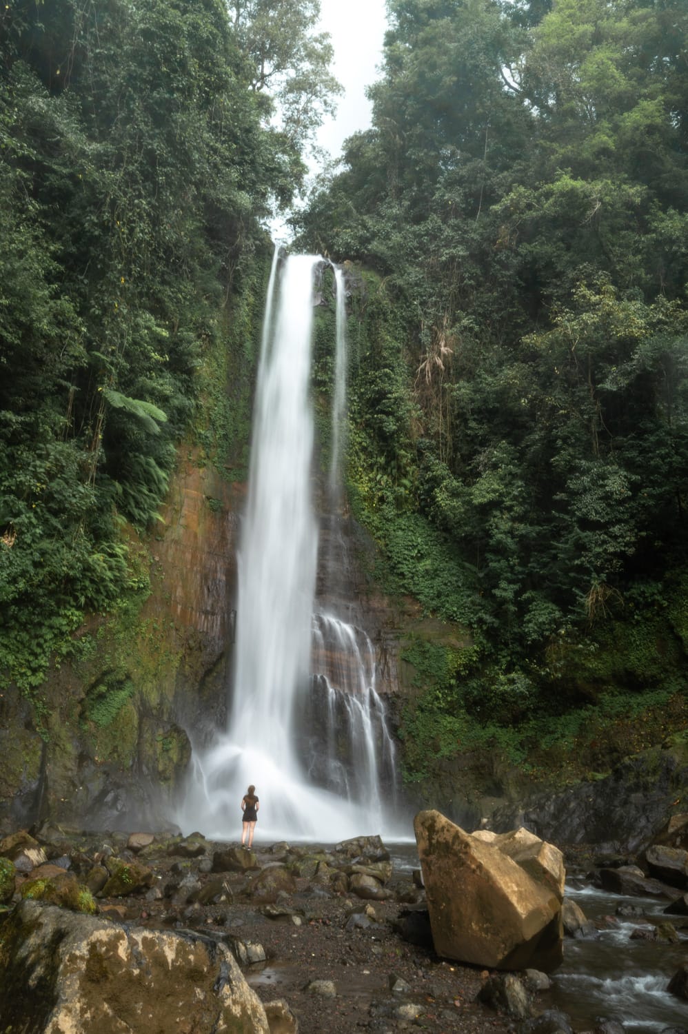 Vanessa Mosch steht vor dem Git Git Wasserfall auf Bali