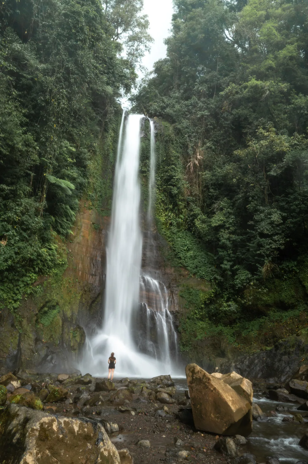 Vanessa Mosch Git Git Waterfall Vanessa Mosch steht vor dem Git Git Wasserfall auf Bali