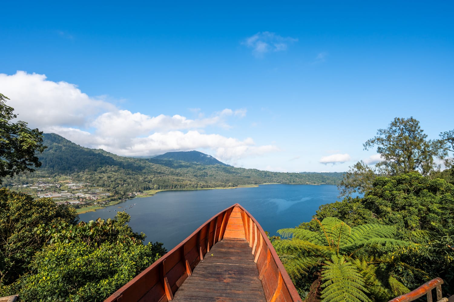 Ausblick auf den See Danau Buyan vom Wanagiri Heaven Selfie Puncak in Munduk auf Bali