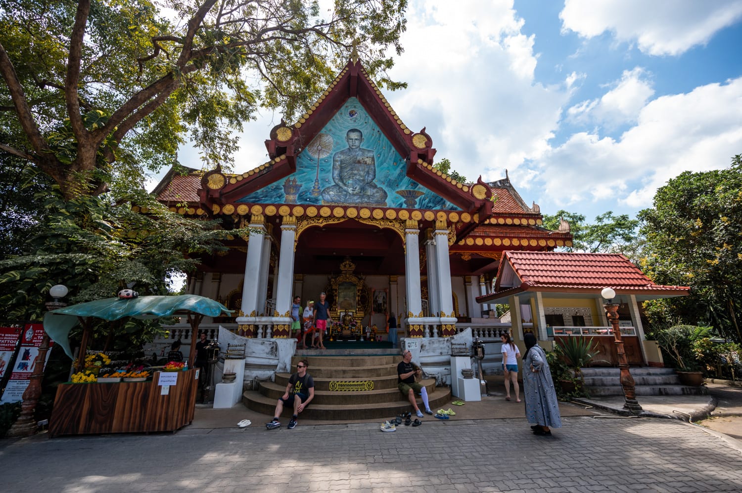 Wat Khunaram Koh Samui Touristen verlassen das Gebäude, in dem der mumifizierte Mönch des Wat Khunaram auf Koh Samui sitzt