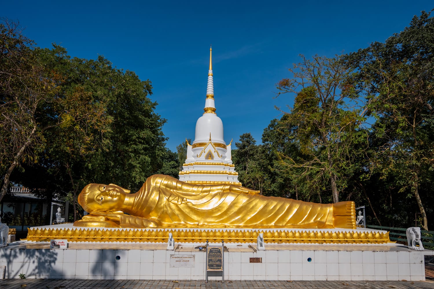 Wat Phra Chedi Laem Sor und Wat Khao Chedi (1) Liegender Buddha im Wat Khao Chedi auf Koh Samui