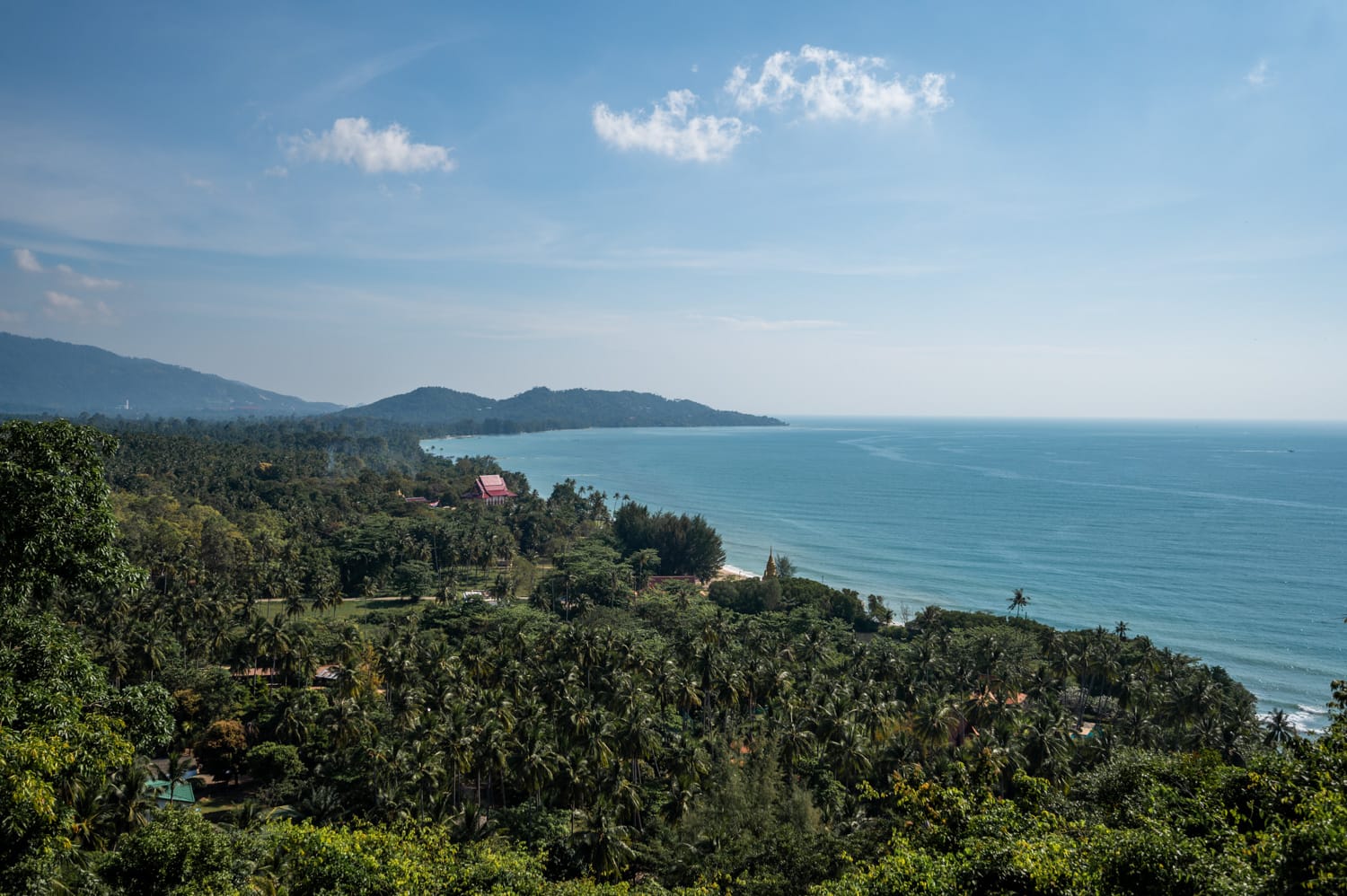 Wat Phra Chedi Laem Sor und Wat Khao Chedi (2) Ausblick auf Koh Samuis Küste vom Wat Khao Chedi