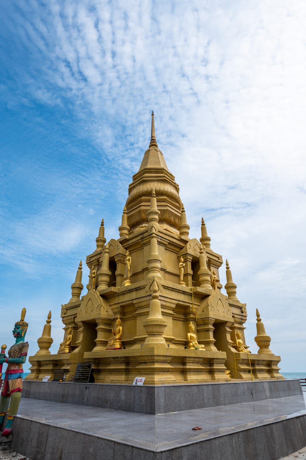 Wat Phra Chedi Laem Sor Goldener Chedi des Wat Phra Chedi Laem Sor auf Koh Samui