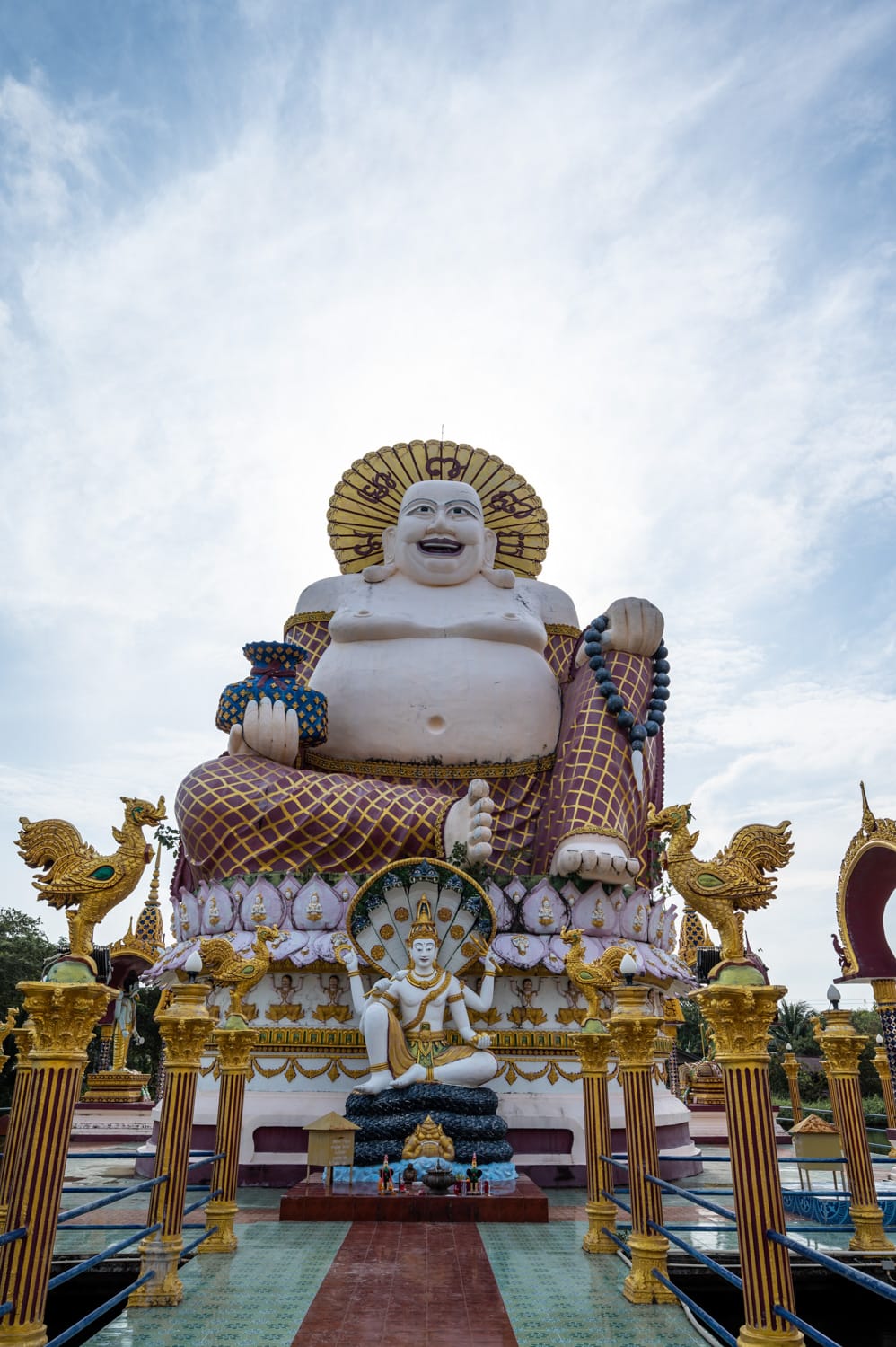 Wat Plai Laem (2) Statue eines glücklichen Buddhas im Wat Plai Laem auf Koh Samui