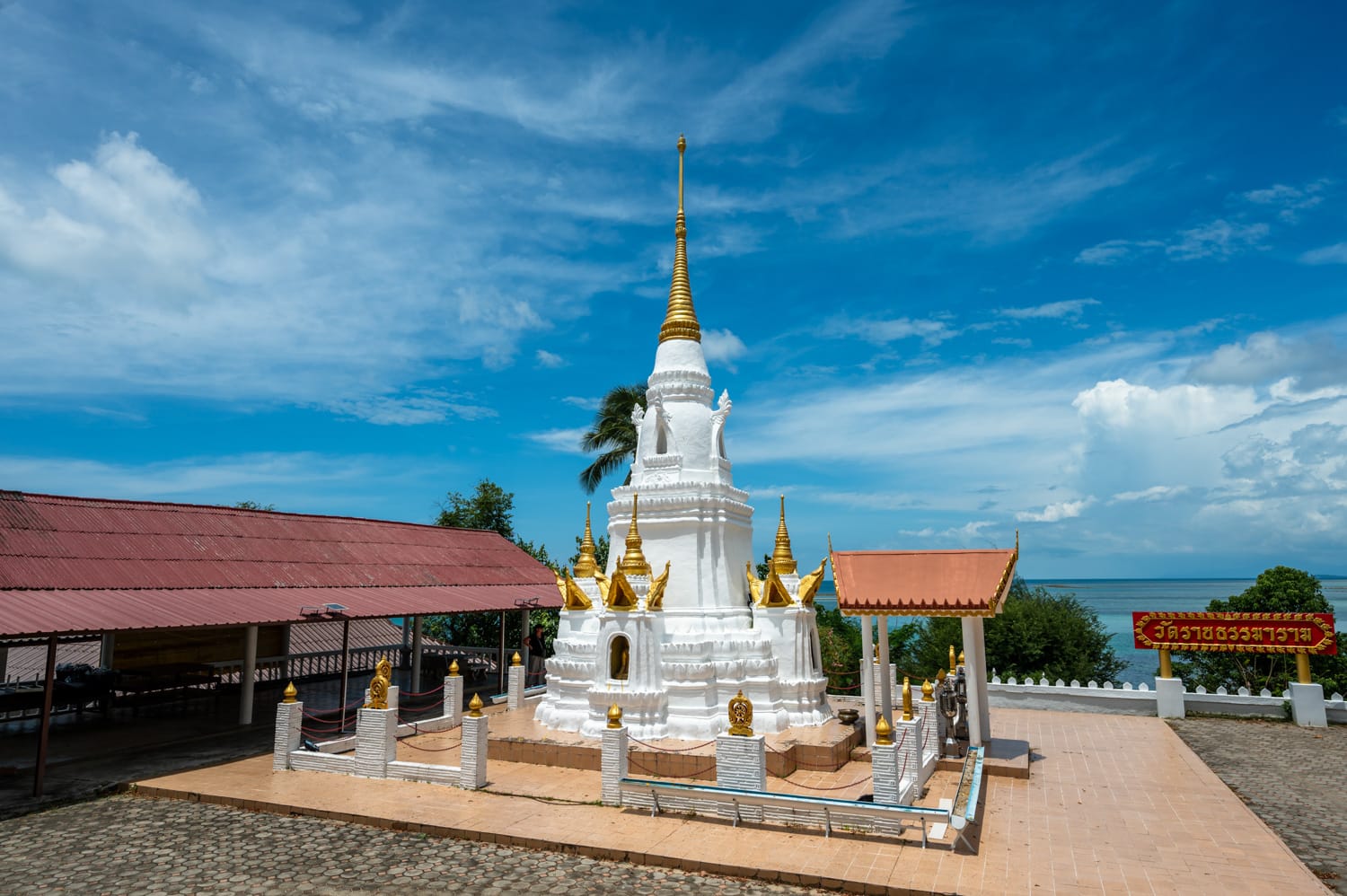 Wat Ratchathammaram Weißer Chedi im Wat Ratchathammaram auf Koh Samui
