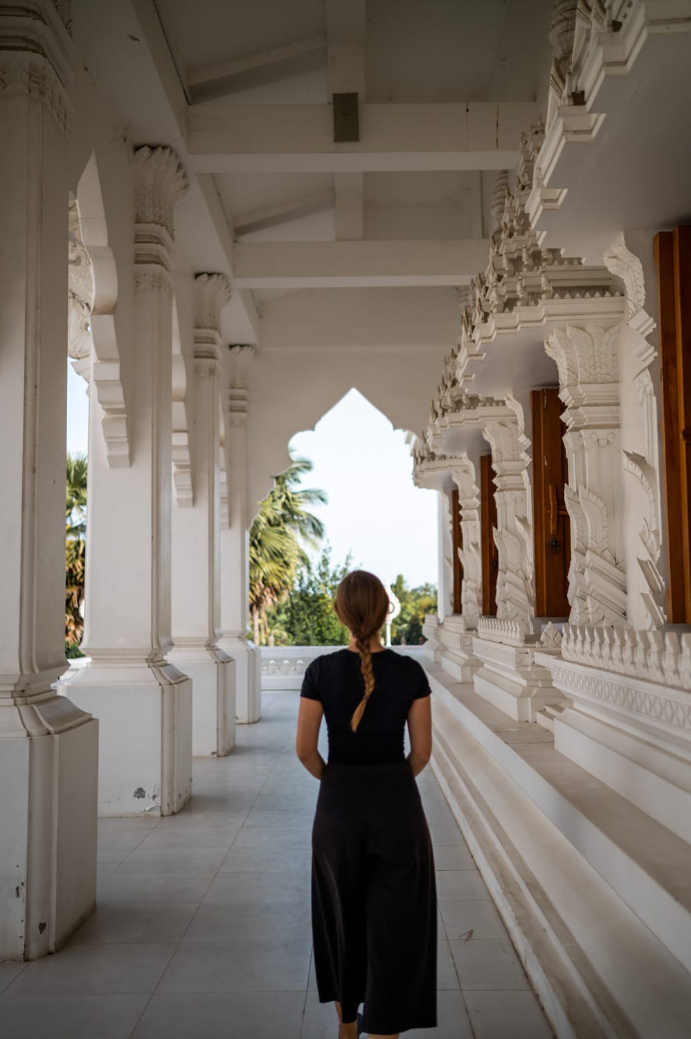 Wat Sawang Arom Chaweng (1) Vanessa Mosch läuft durch den Wat Sawang Arom auf Koh Samui