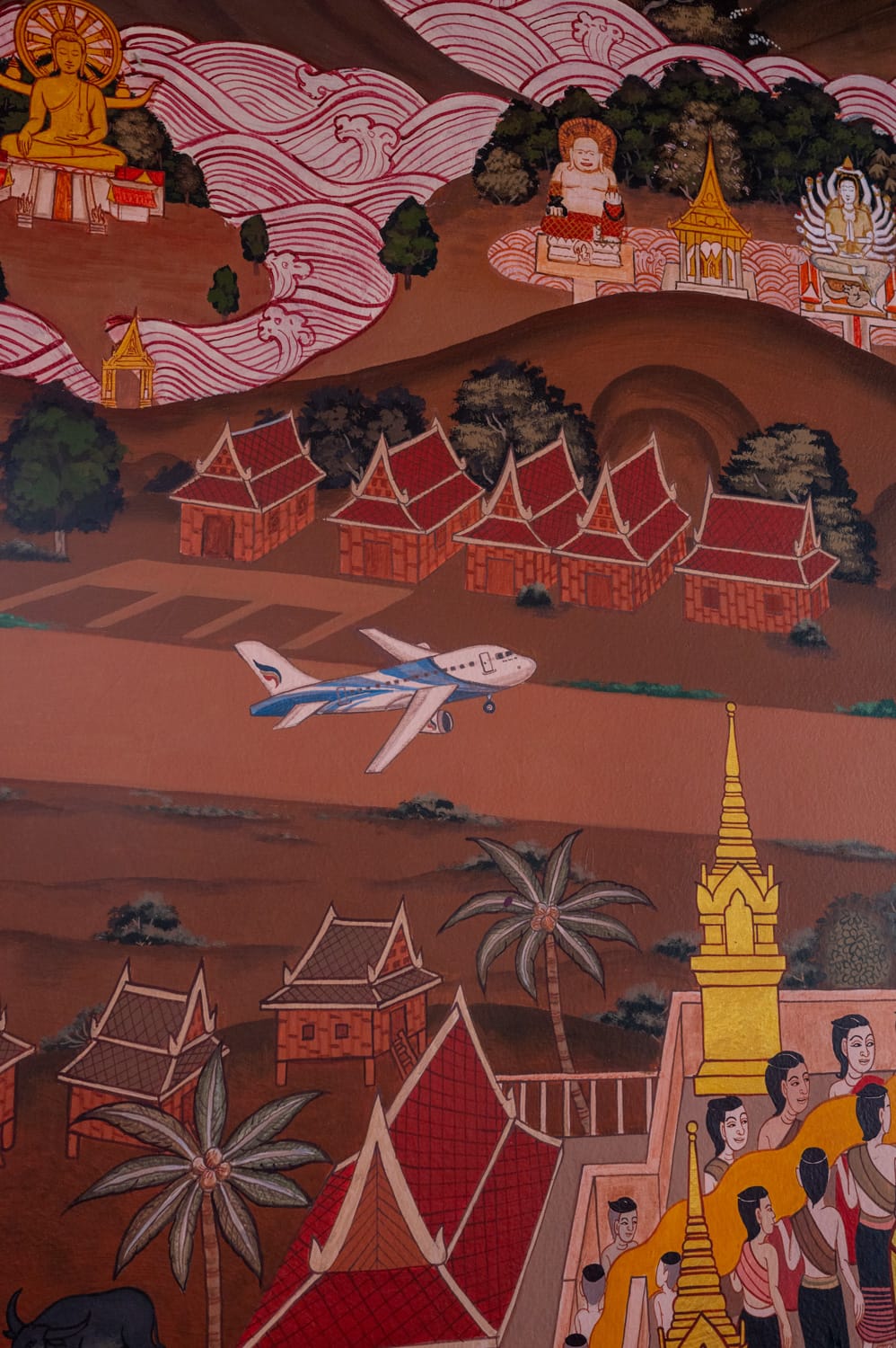 Wat Sawang Arom Chaweng (2) Malereien im Inneren des Wat Sawang Arom auf Koh Samui zeigen ein startendes Flugzeug und die Khao Hua Jook Pagoda