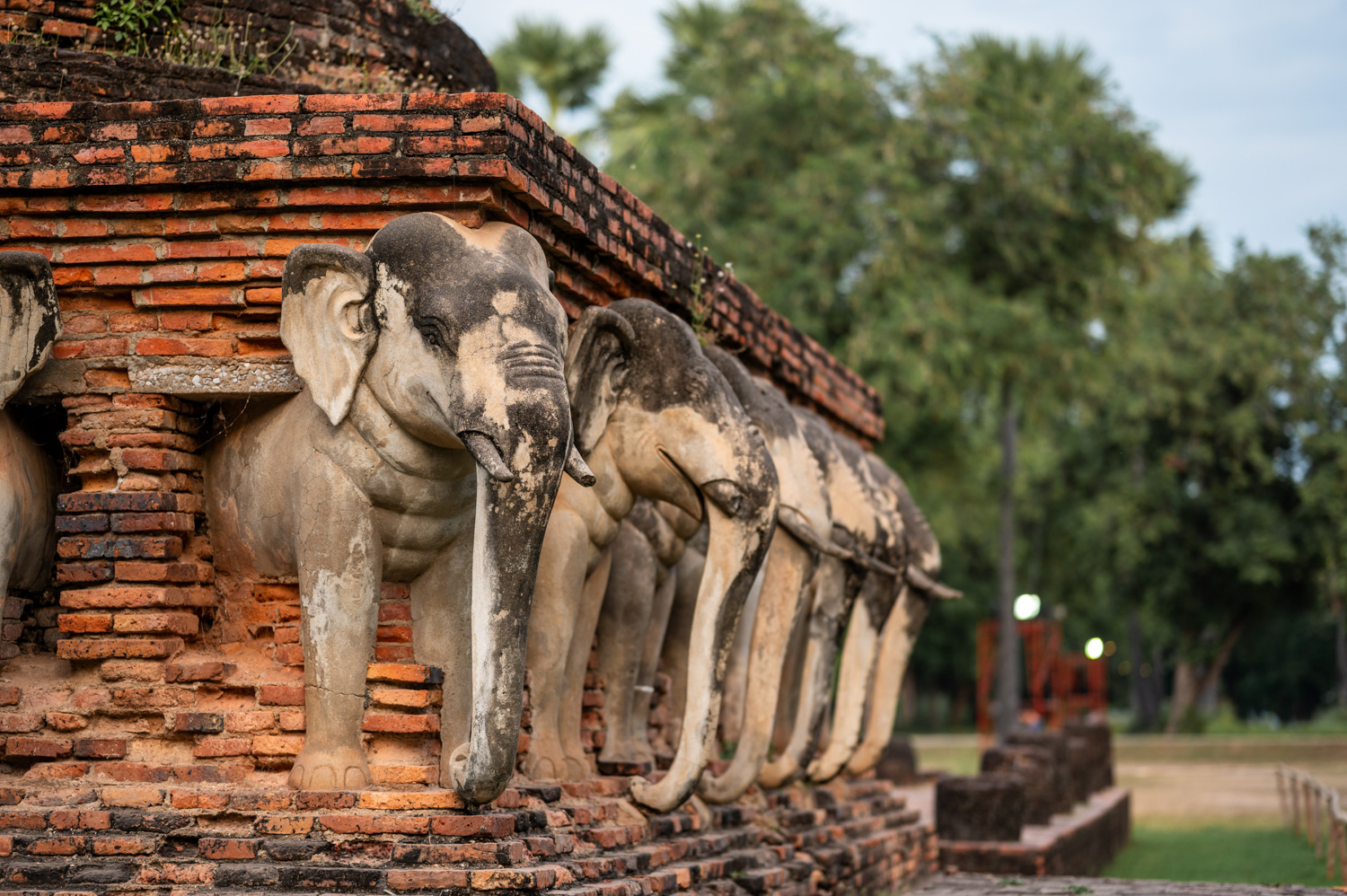 Wat Sorasak Elefantenfiguren im Wat Sorasak in Sukhothai