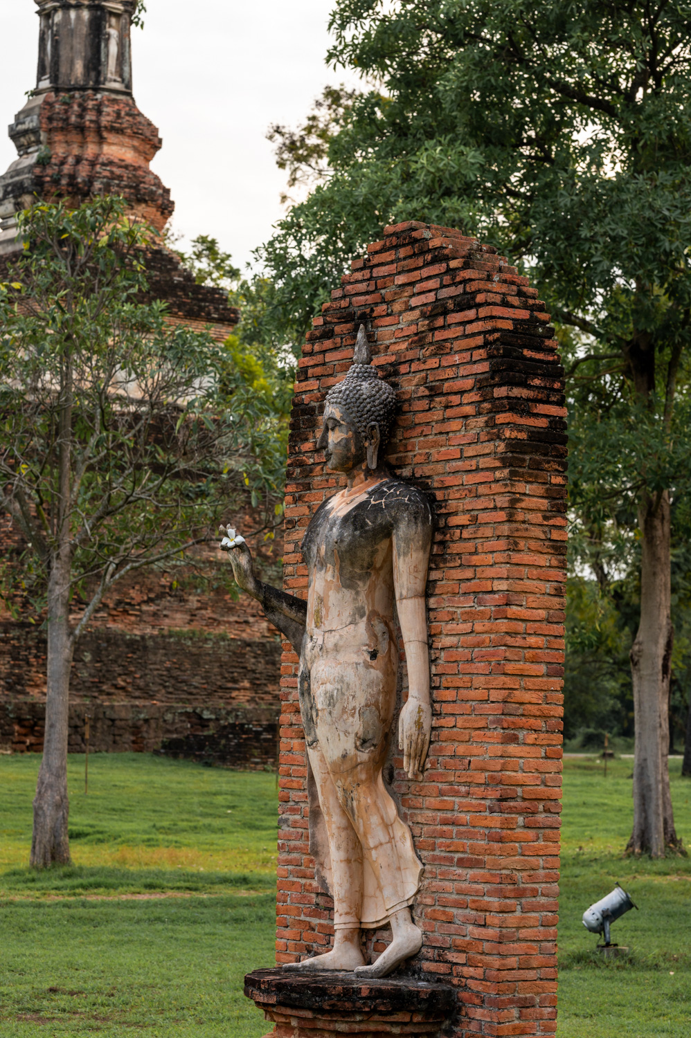 Wat Traphang Ngoen (2) Gehender Buddha im Wat Traphang Ngoen in Sukhothai