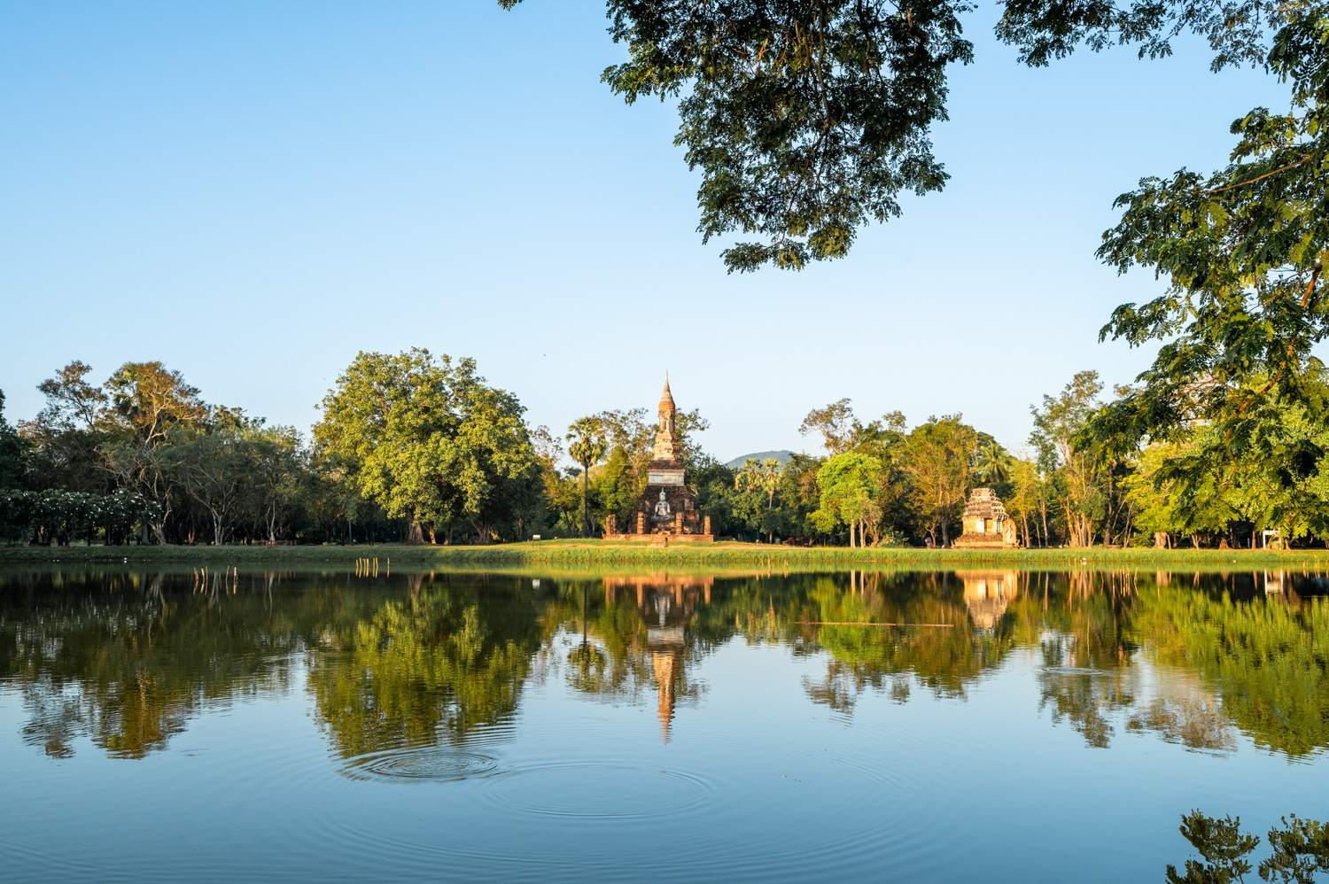 Wat Traphang Ngoen ubosot Ausblick auf den See des Wat Traphang Ngoen Ubosot in Sukhothai