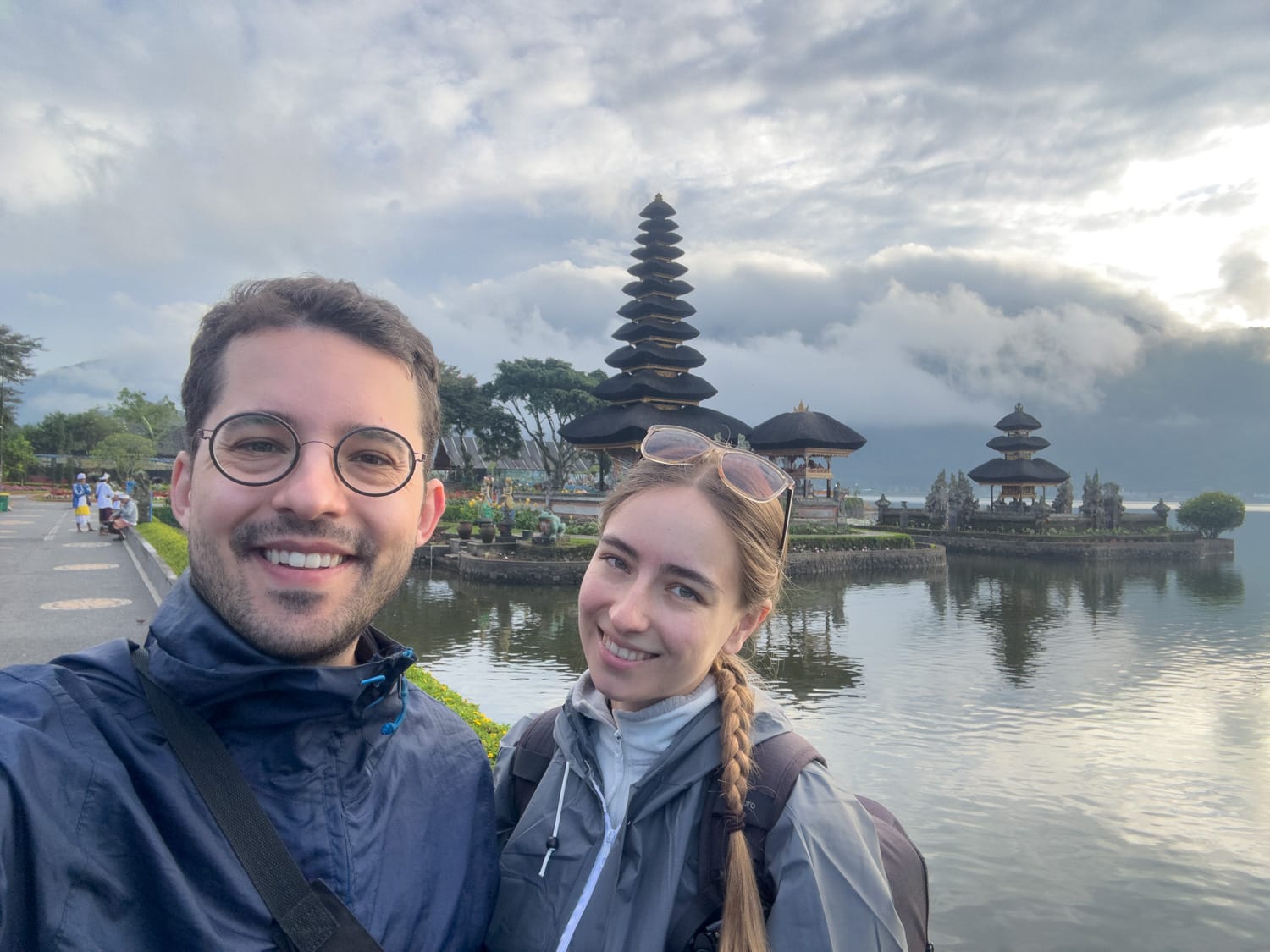 Nils Alexander Kemna und Vanessa Mosch machen ein Selfie am Pura Ulun Danu Bratan in Munduk auf Bali
