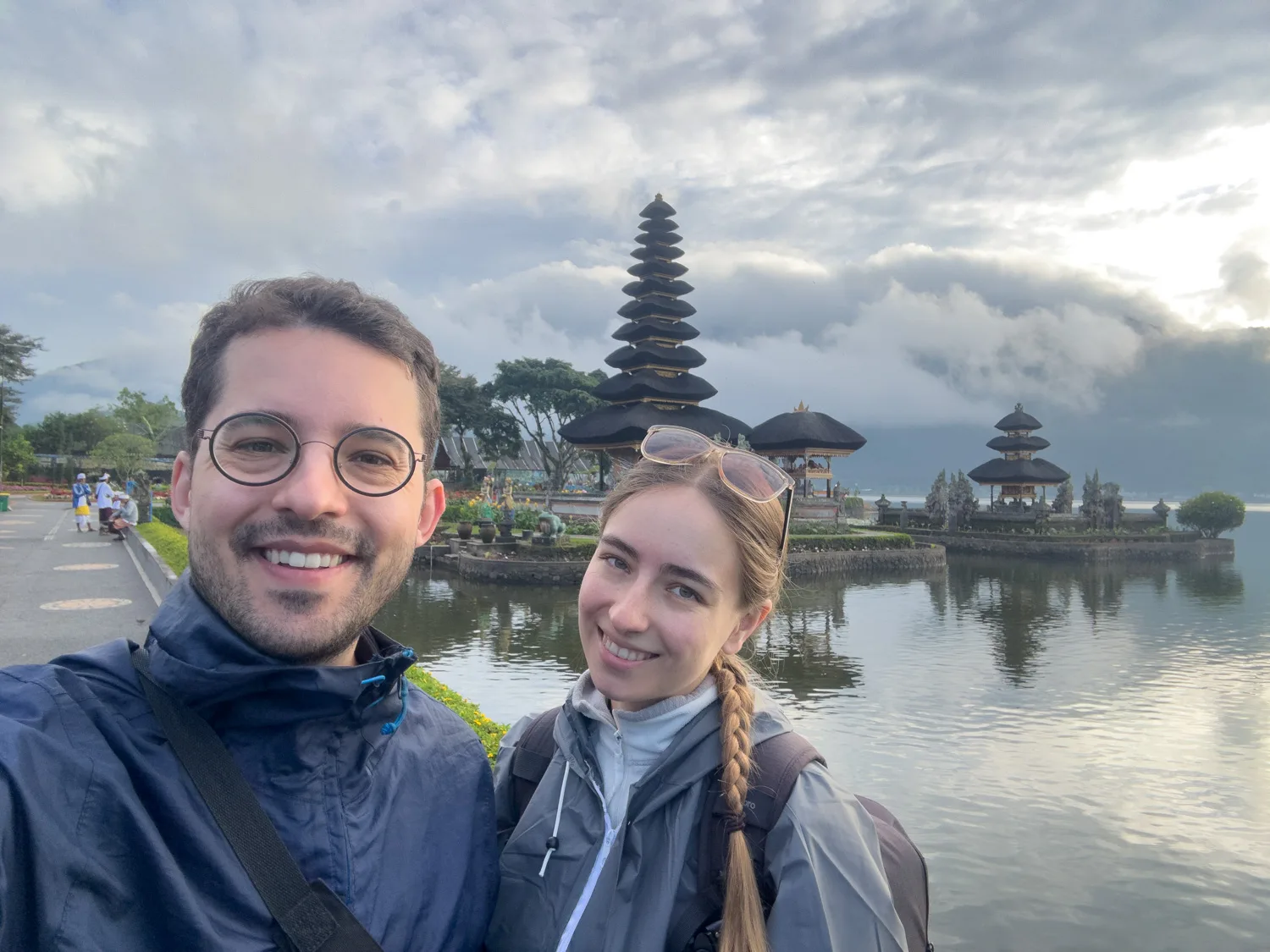 Wir am Pura Ulun Danu Bratan Nils Alexander Kemna und Vanessa Mosch machen ein Selfie am Pura Ulun Danu Bratan in Munduk auf Bali