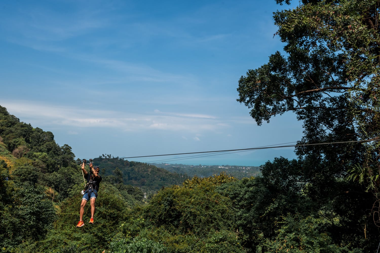 Zip Line Tan Rua Waterfall Koh Samui Ein Mann fährt mit der Zip-Line am Tree Bridge Café am Tan Rua Waterfall auf Koh Samui