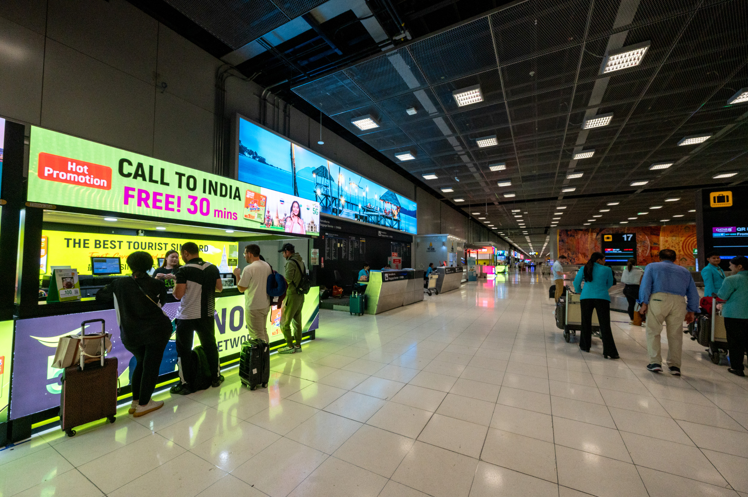 airalo thailand erfahrungen (5) eSIMs werden an Ständen im Flughafen Bangkok Suvarnabhumi verkauft.