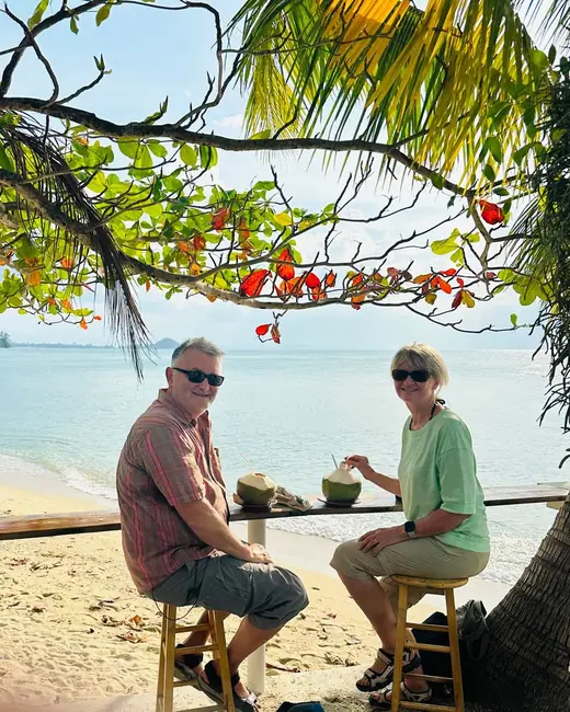 Andrea und Bernd mit frischen Kokosnüssen an einer Strandbar