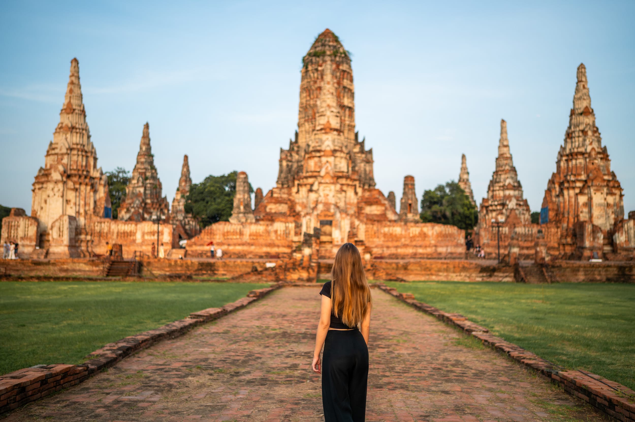 Vanessa in Ayutthaya im Wat Chai Watthanaram zum Sonnenuntergang