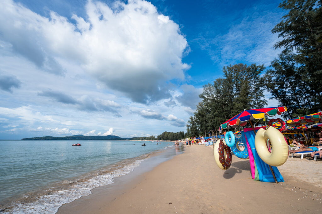 Händler und Liegen am Bang Tao Beach