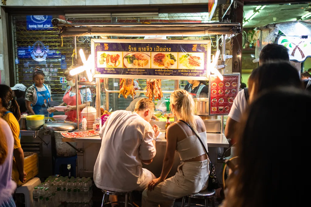 Paar isst am Abend an einer Gark&uuml;che in Bangkoks Chinatown