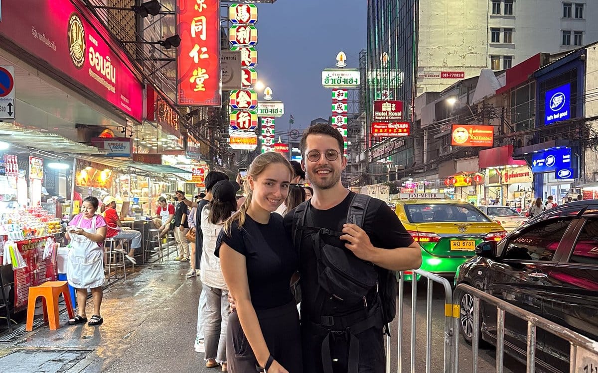 Vanessa und Alex abends auf der Yaowarat Road in China Town, Bangkok