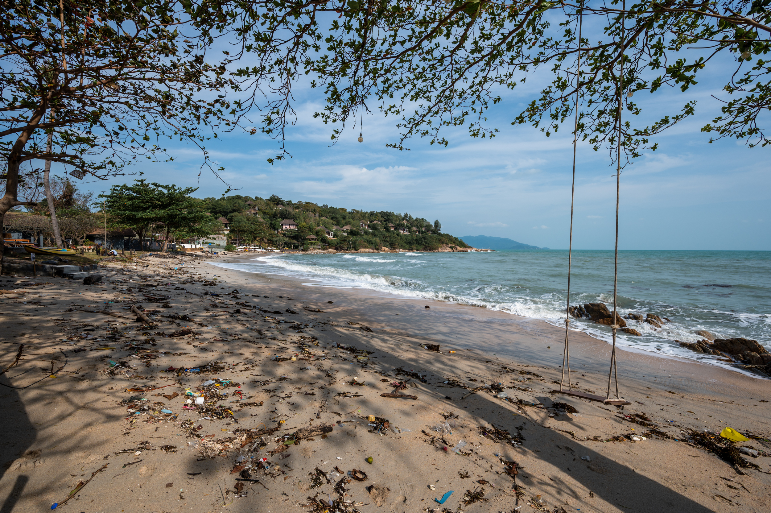 beste reisezeit koh samui (14) Aufgewühltes Meer und Müll am Strand während der Regenzeit auf Koh Samui