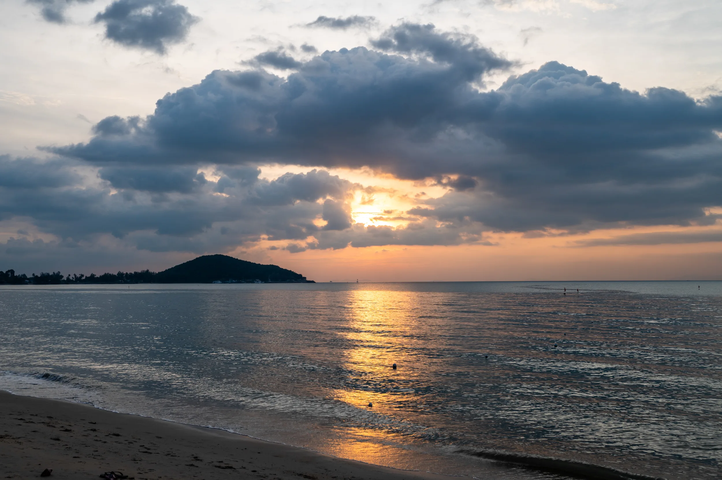 Wolken zum Sonnenuntergang am Lipa Noi Beach