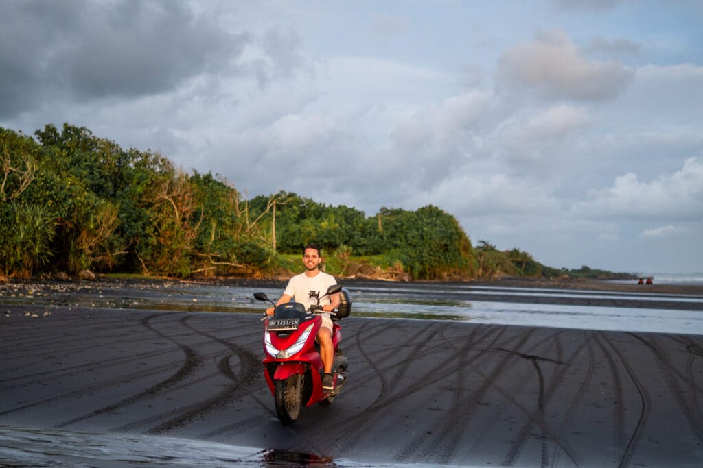 Alex hat viel Spaß beim Rollerfahren auf dem Pasut Beach