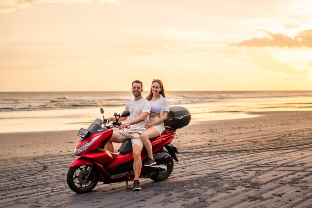 Wir beide zum Sonnenuntergang mit dem Roller auf dem Pasut Beach