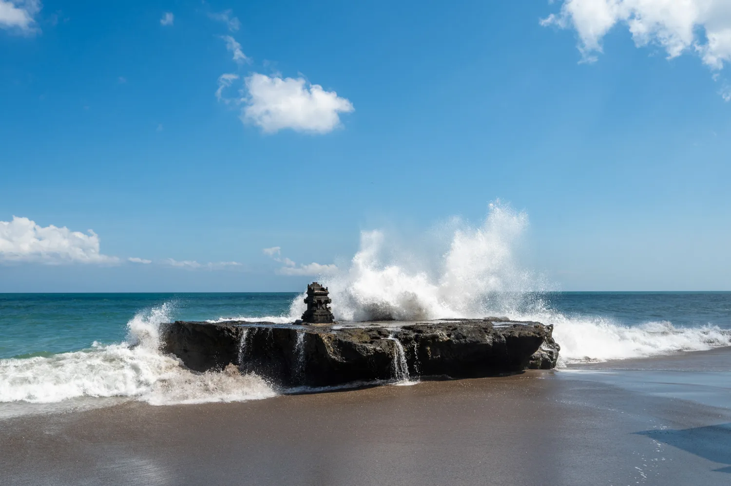 Felsen in der Brandung am Batu Bolong Beach