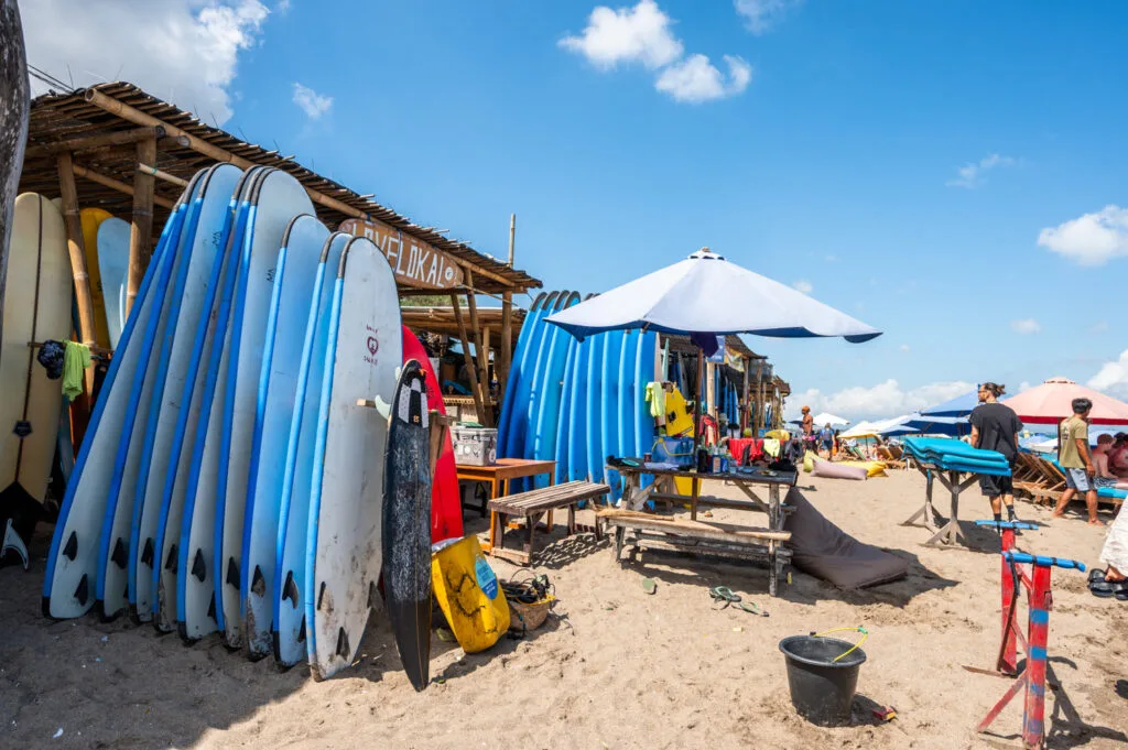 Viele Surfschulen in Canggu