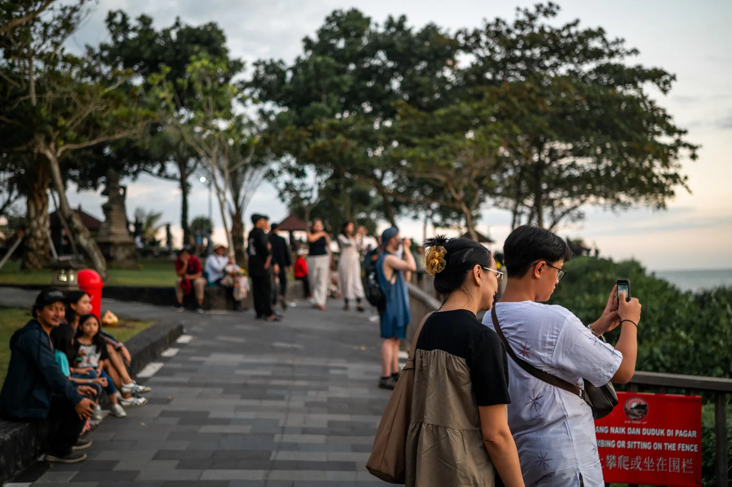 Viele Touristen zum Sonnenuntergang am Pura Tanah Lot