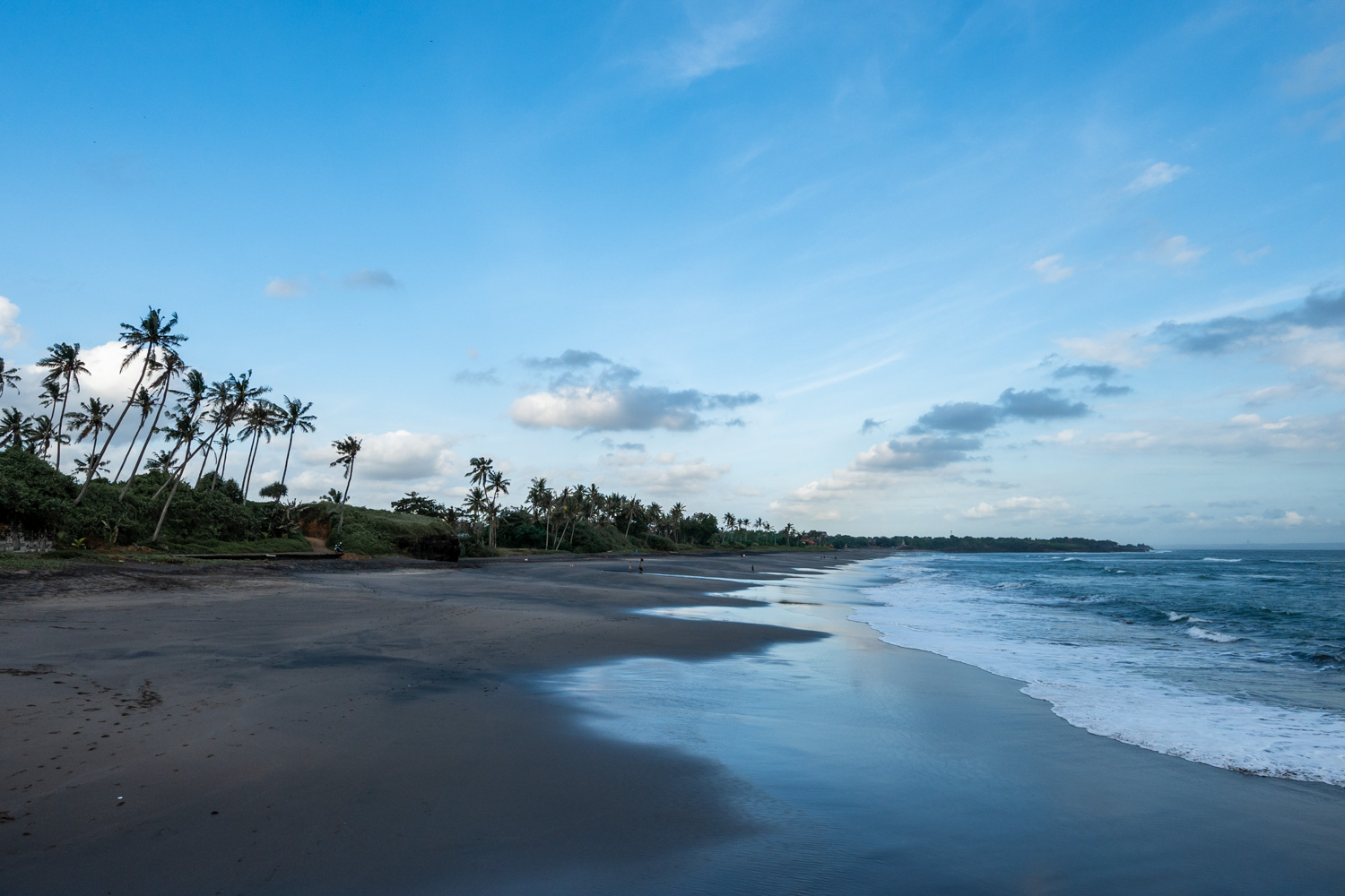 canggu bali (28) Ausblick auf den schwarzen Sand am leeren Pigstone Beach